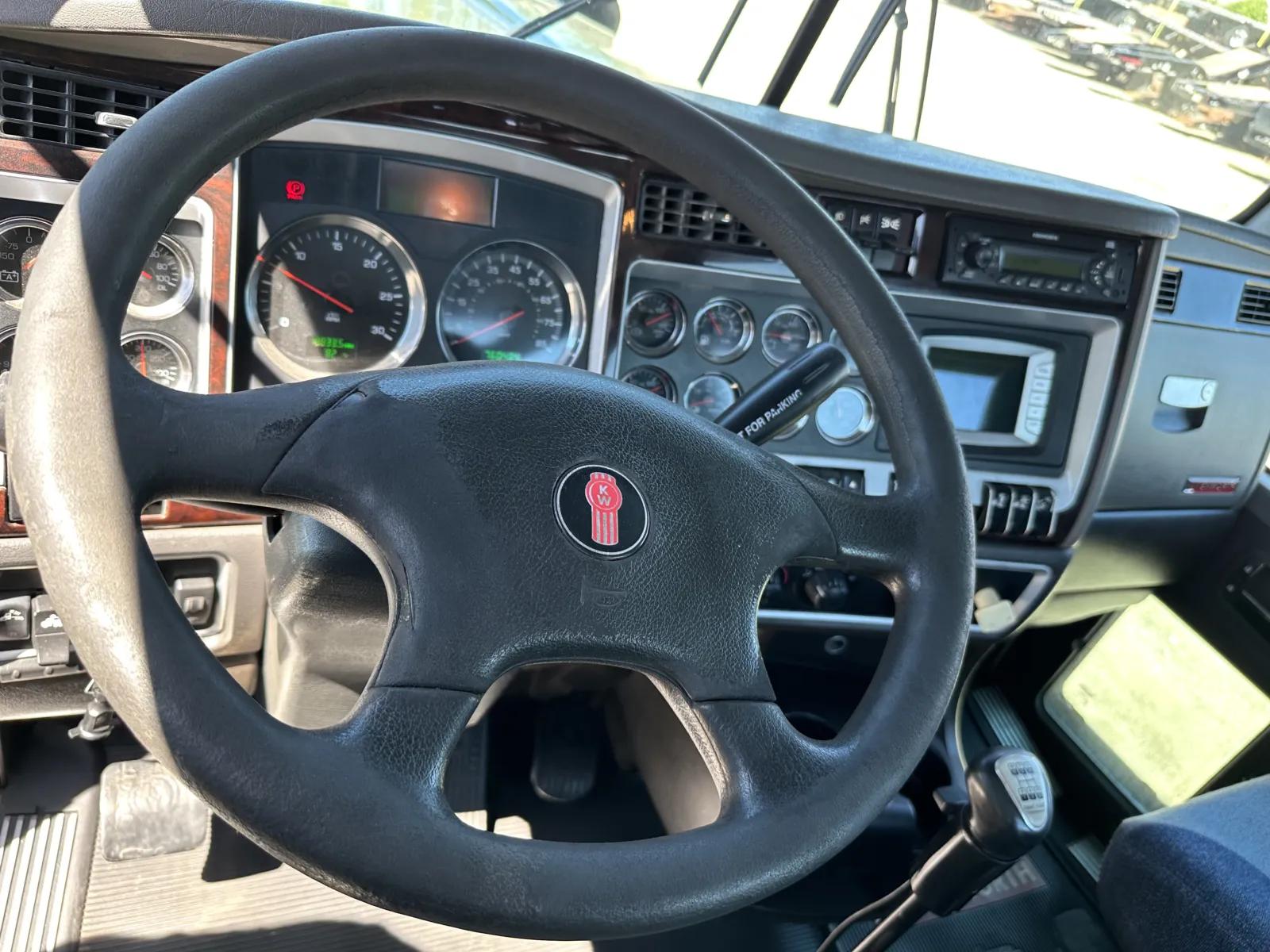 2011 Kenworth W900 in New Lenox, IL — photo 16