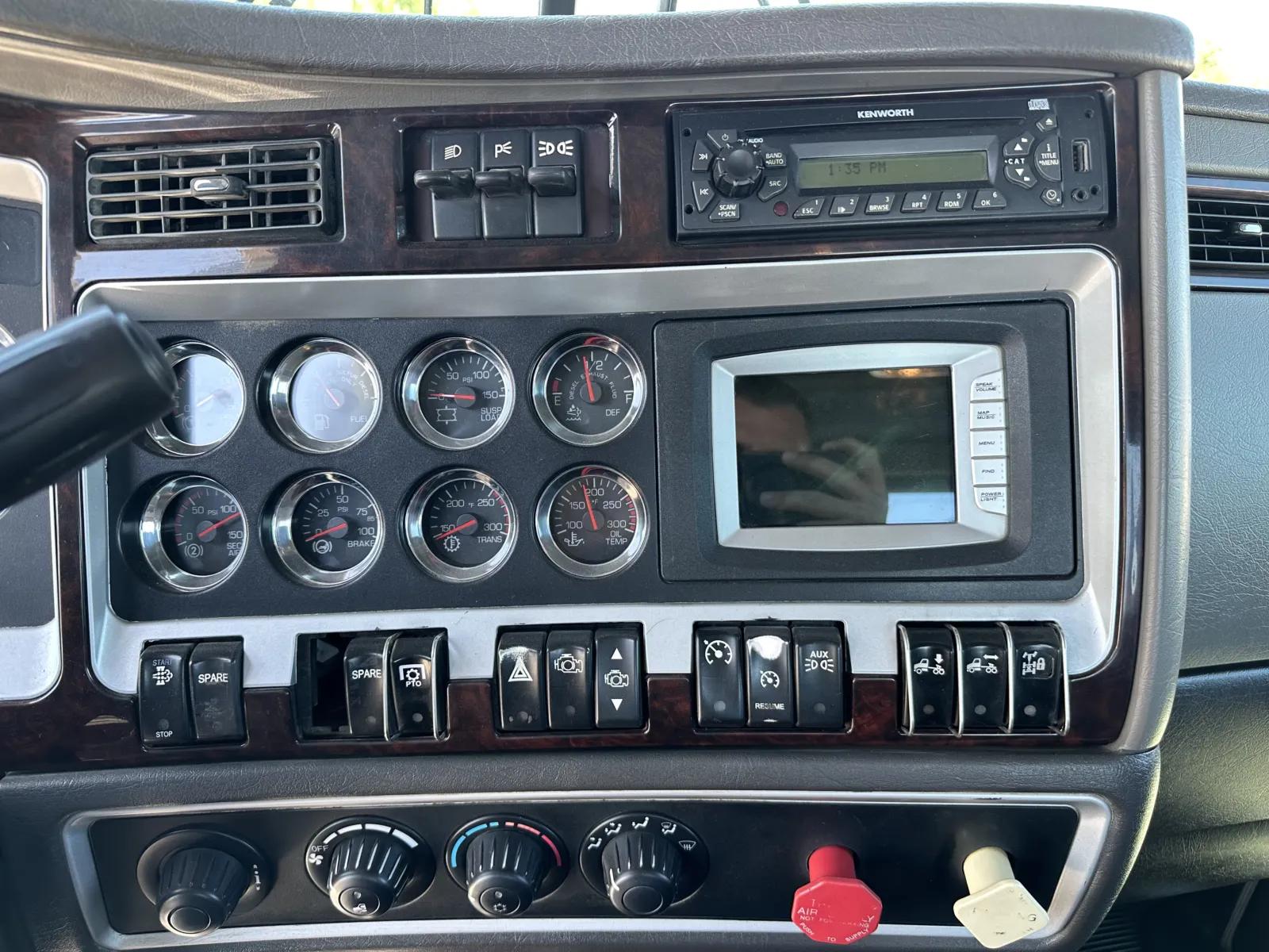 2011 Kenworth W900 in New Lenox, IL — photo 18