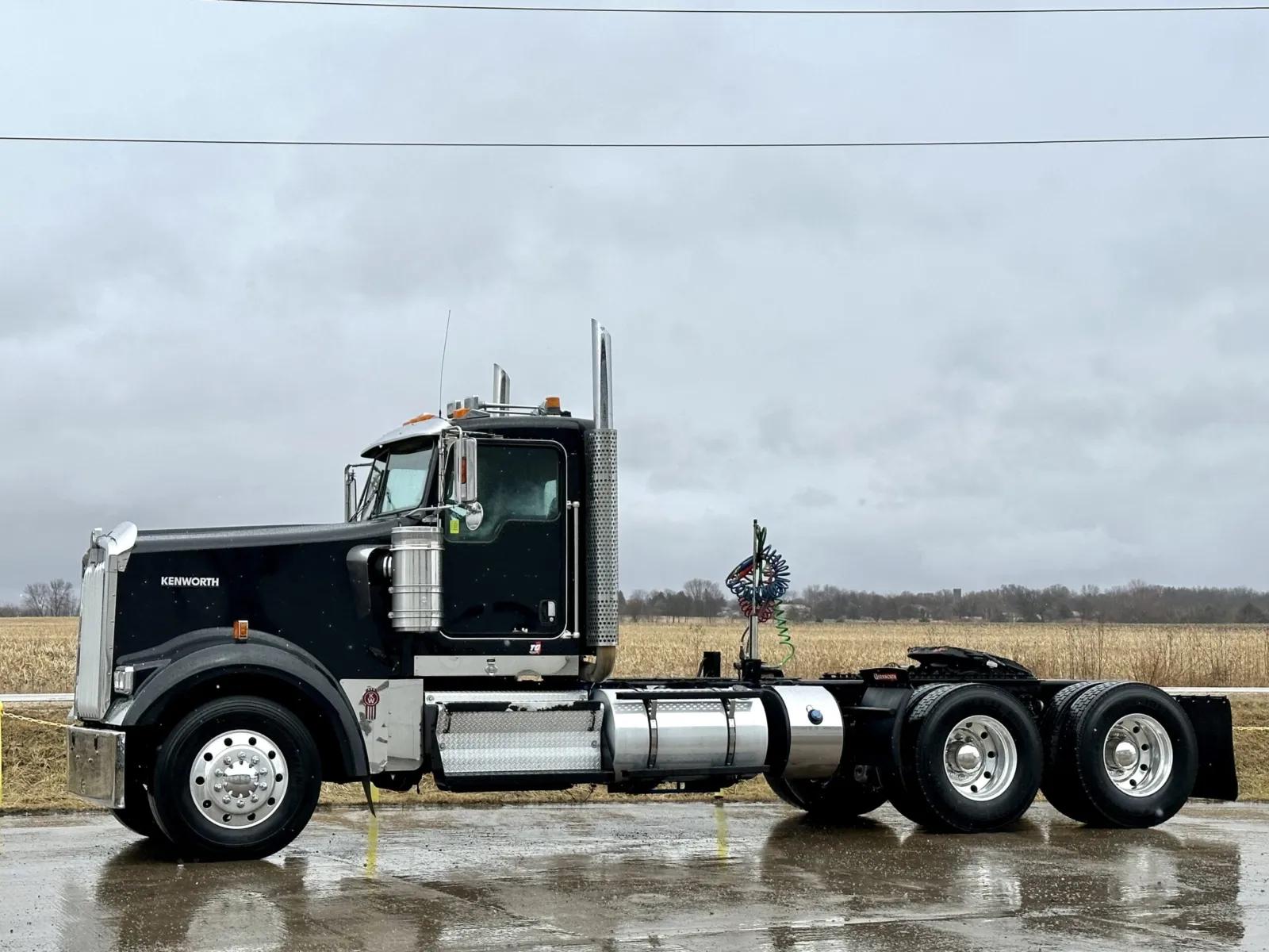 2011 Kenworth W900 in New Lenox, IL — photo 2