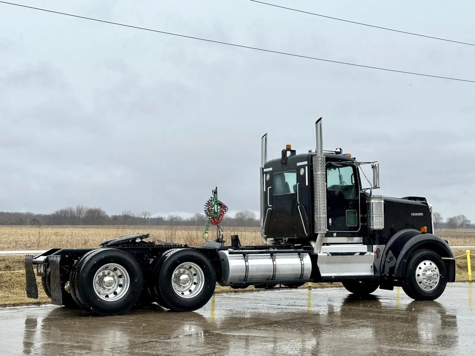 2011 Kenworth W900 in New Lenox, IL — photo 5