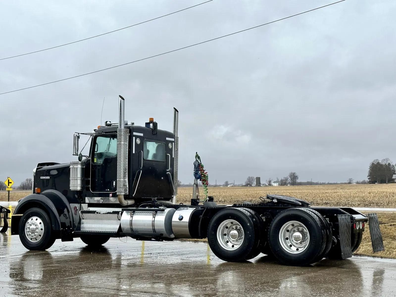 2011 Kenworth W900 in New Lenox, IL — photo 6