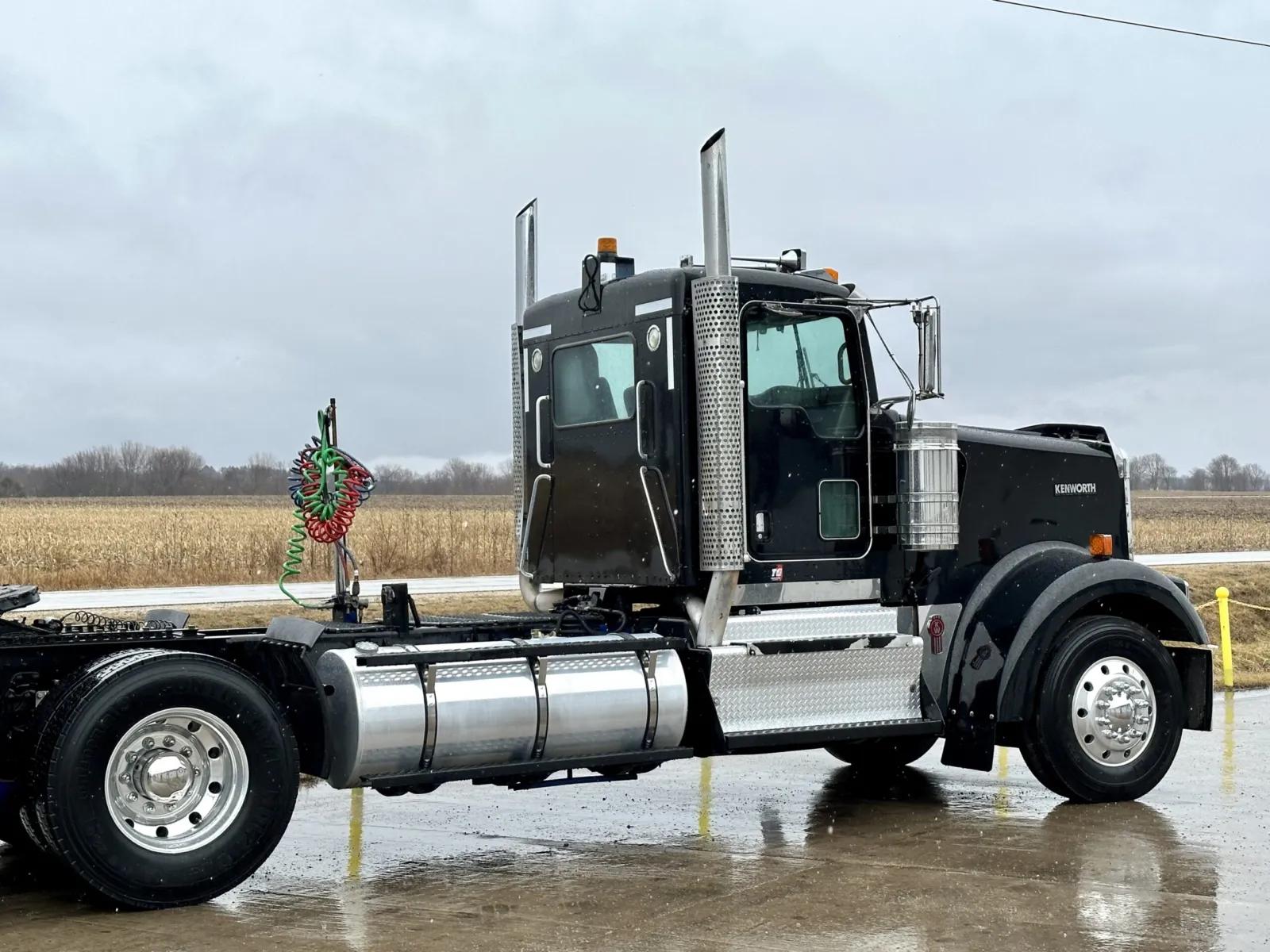 2011 Kenworth W900 in New Lenox, IL — photo 7