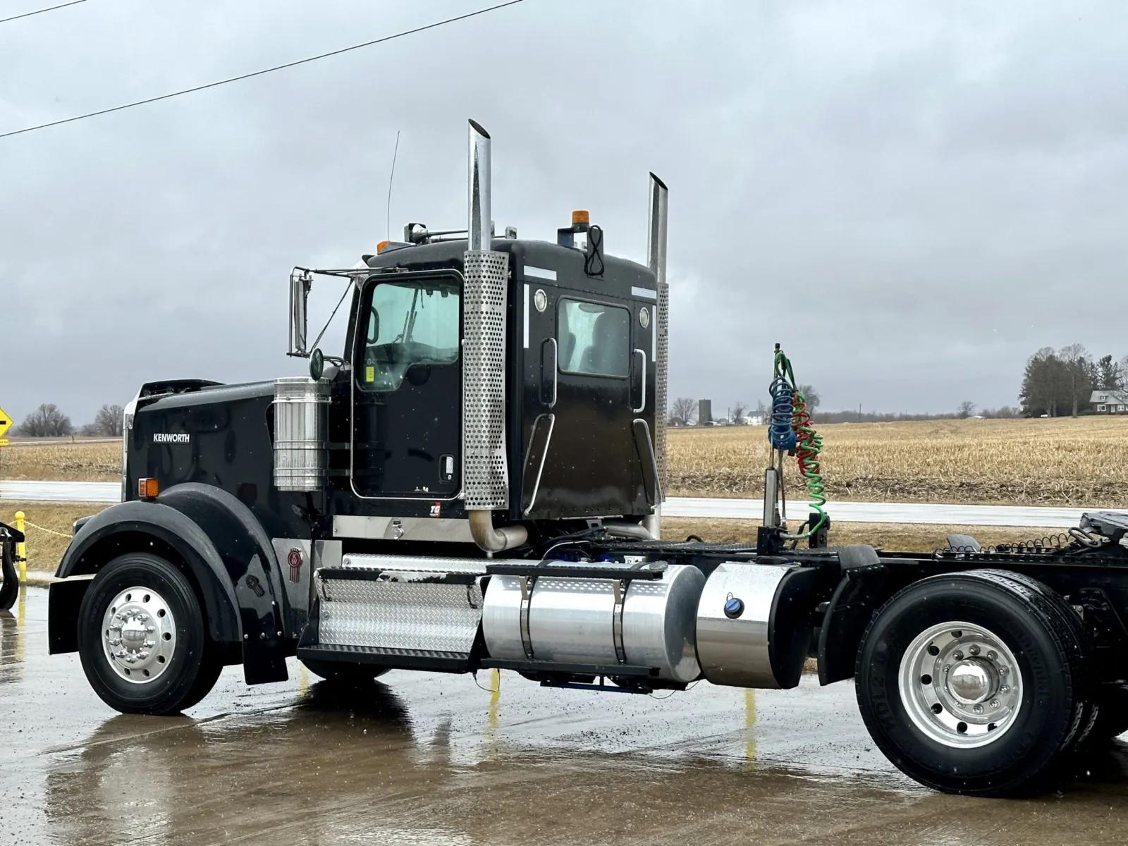 2011 Kenworth W900 in New Lenox, IL — photo 8