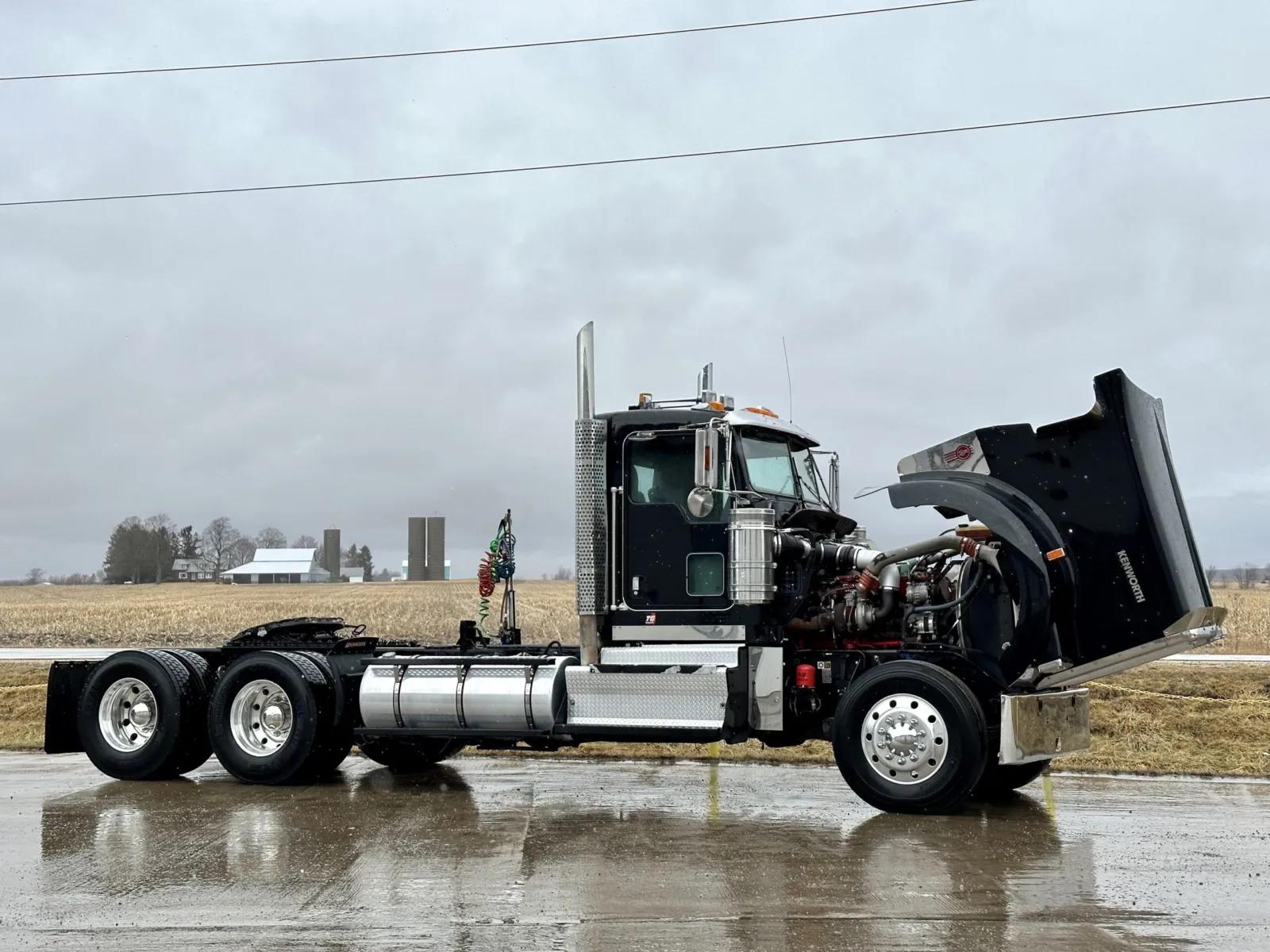 2011 Kenworth W900 in New Lenox, IL — photo 9