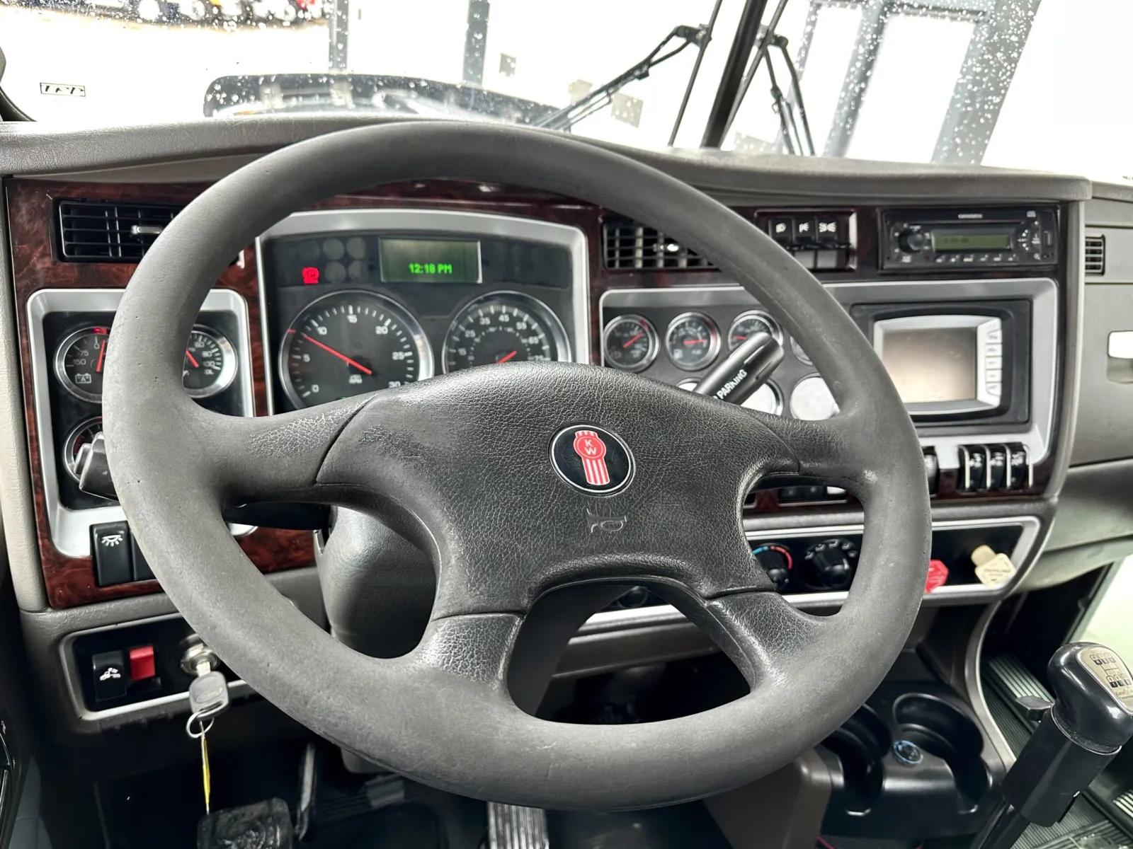2011 Kenworth W900 in New Lenox, IL — photo 15