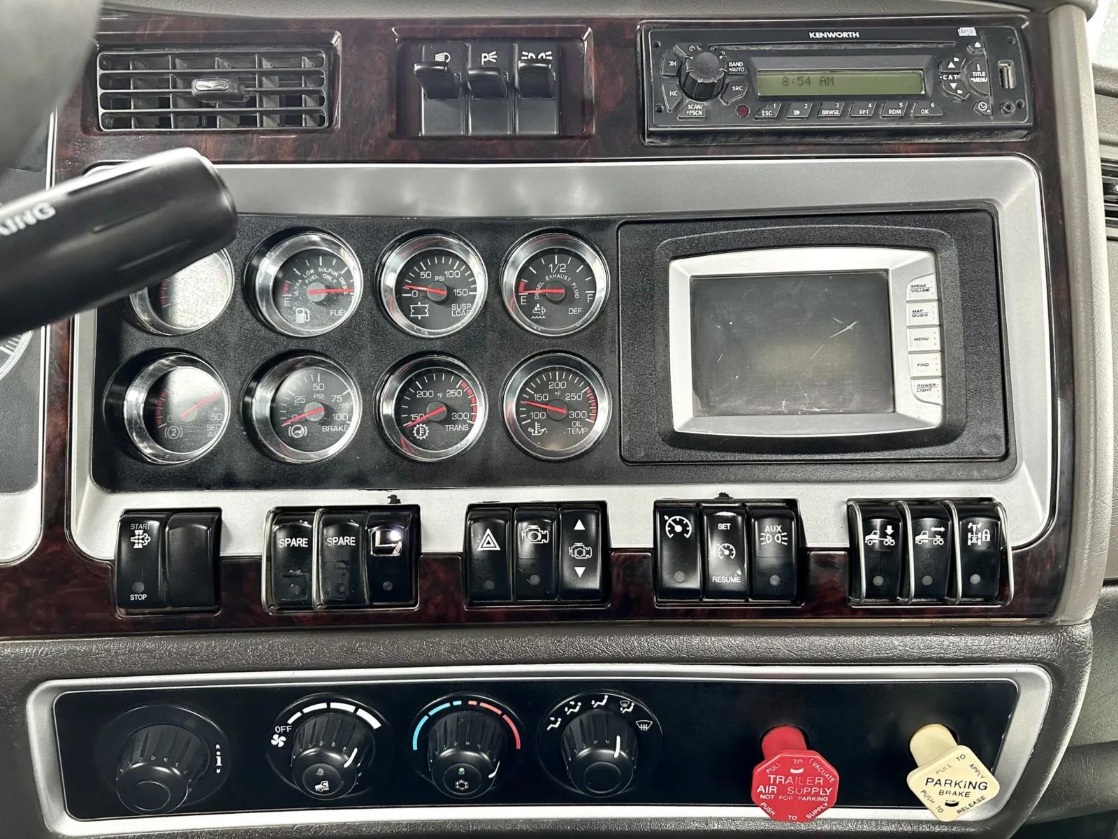 2011 Kenworth W900 in New Lenox, IL — photo 17