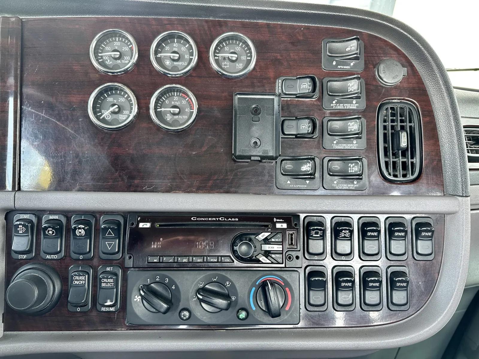 2014 Peterbilt 389 in New Lenox, IL — photo 19
