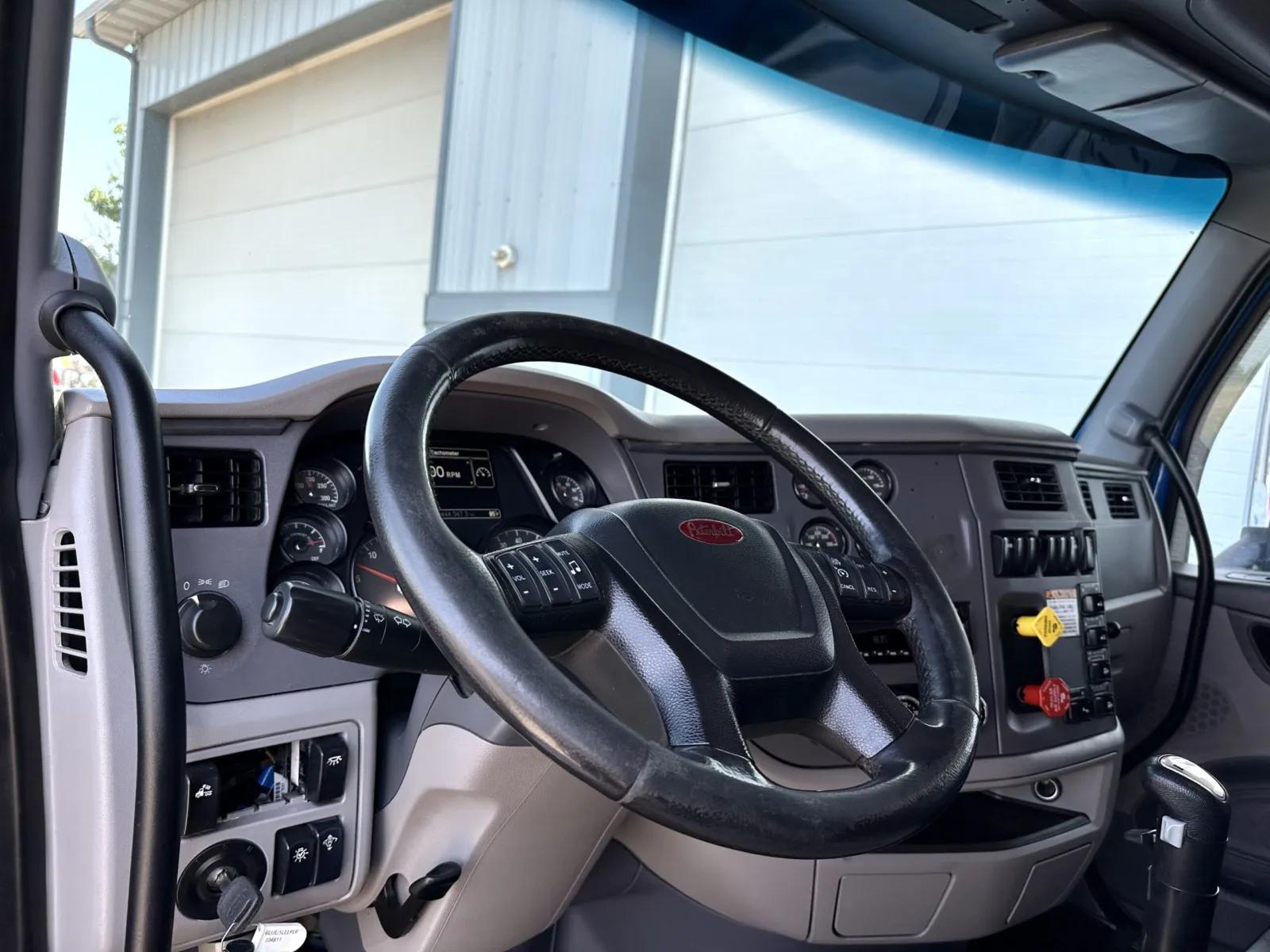 2016 Peterbilt 567 in New Lenox, IL — photo 15