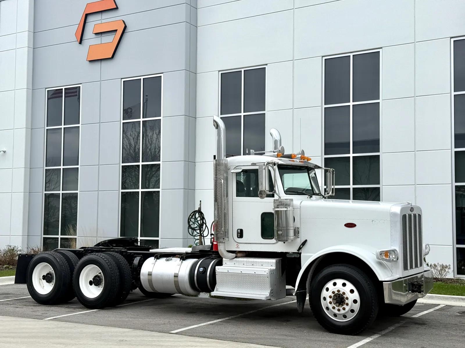 2014 Peterbilt 388 in New Lenox, IL — photo 2