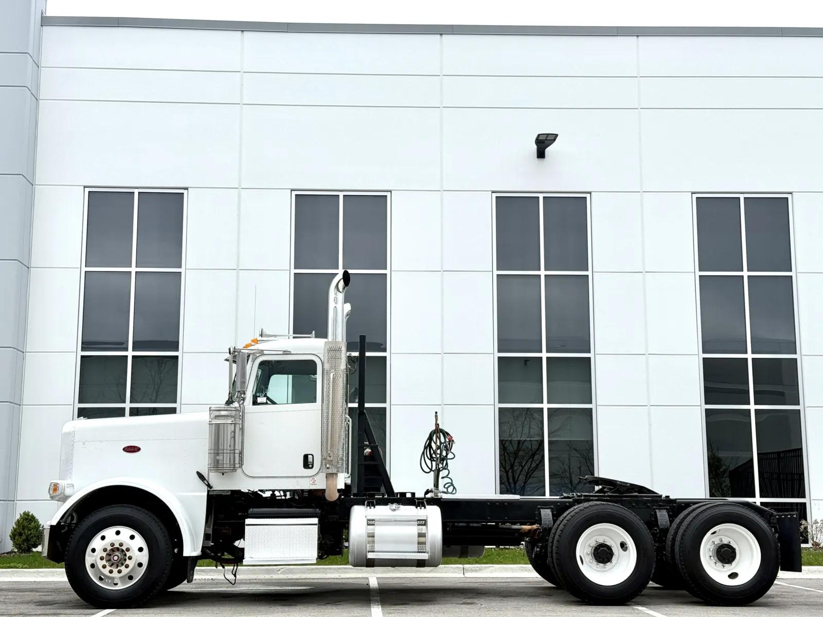 2014 Peterbilt 388 in New Lenox, IL — photo 4