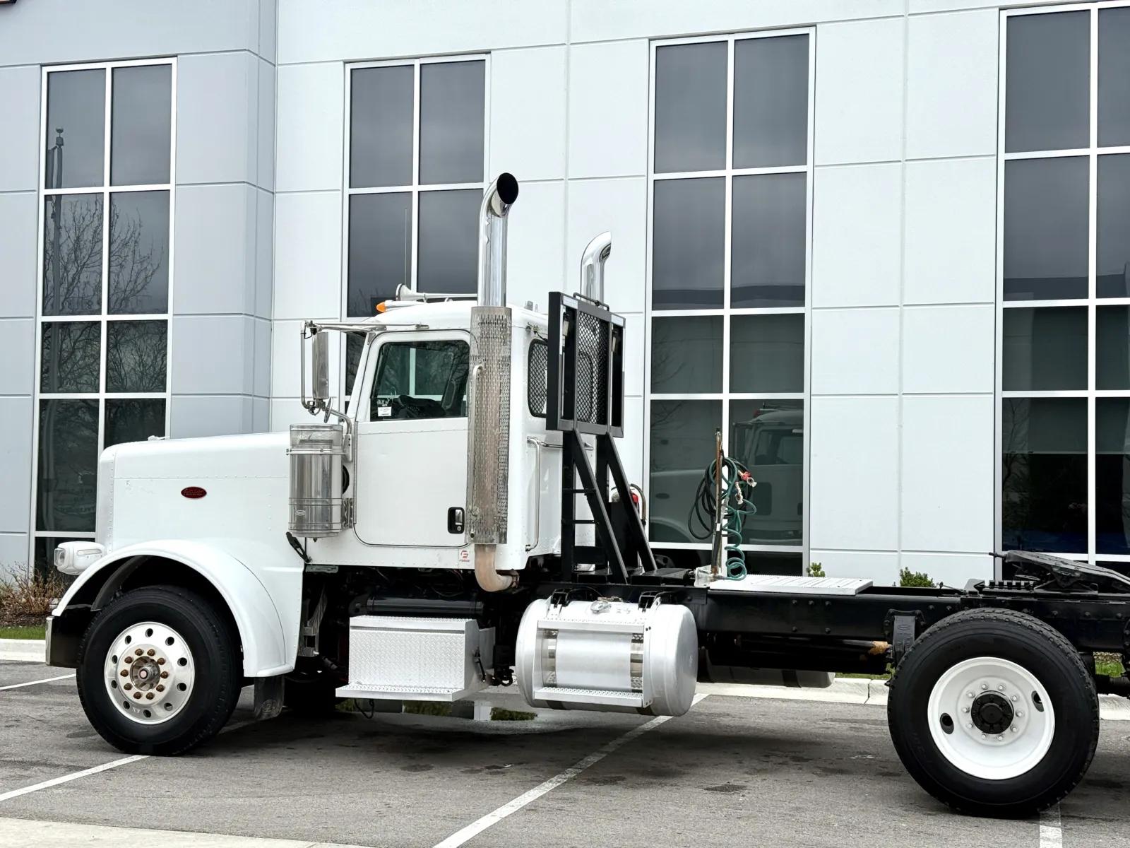 2014 Peterbilt 388 in New Lenox, IL — photo 8