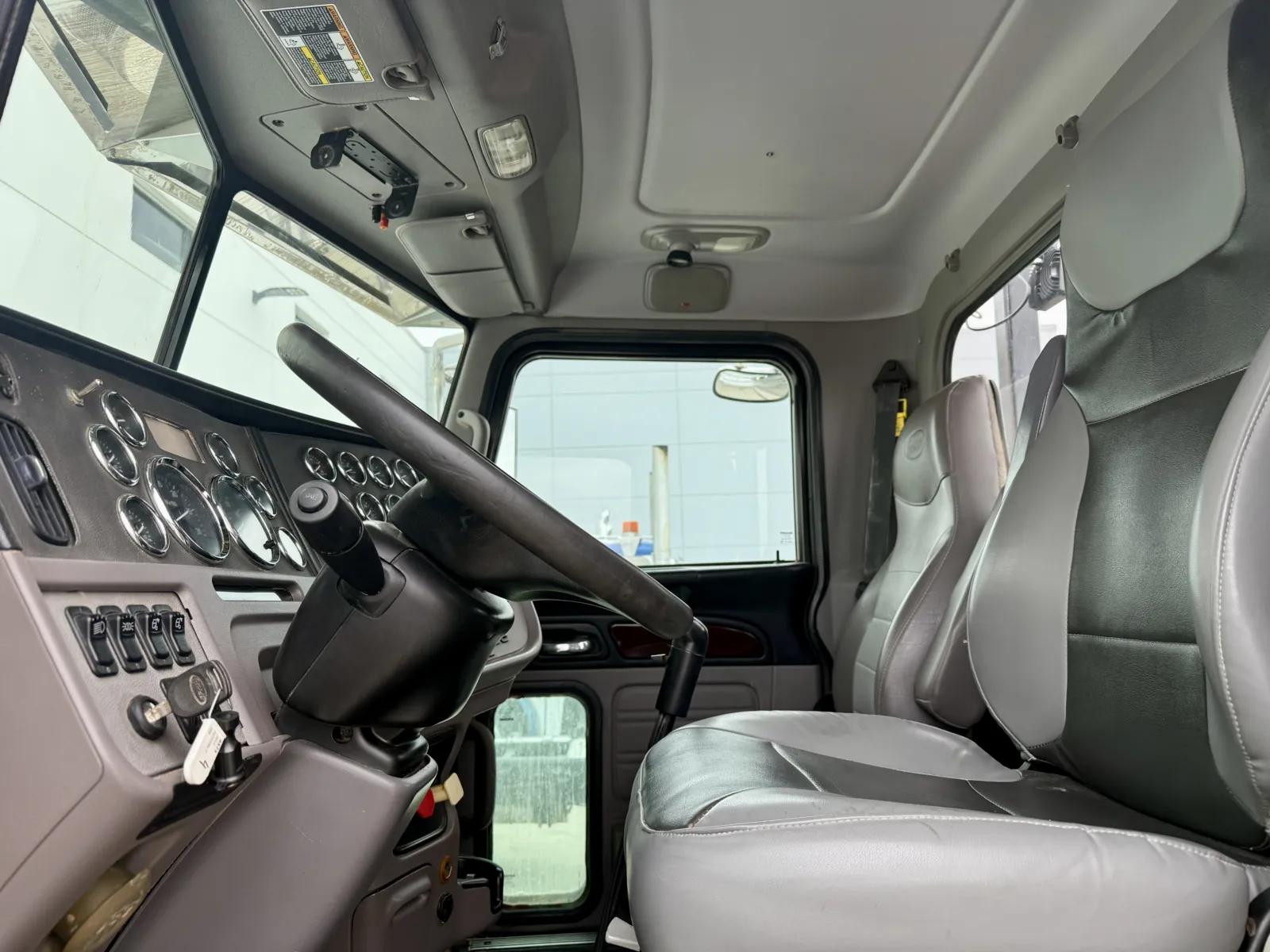 2014 Peterbilt 388 in New Lenox, IL — photo 14