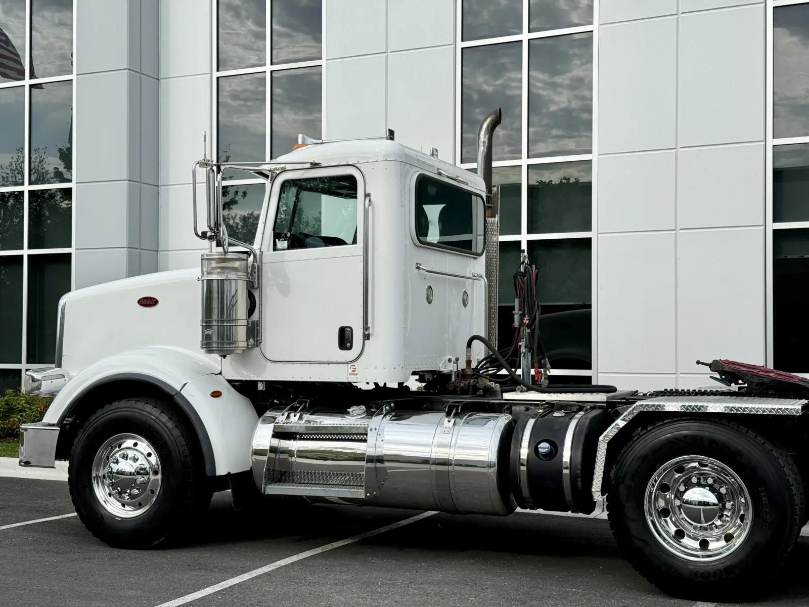 2015 Peterbilt 367 in New Lenox, IL — photo 8