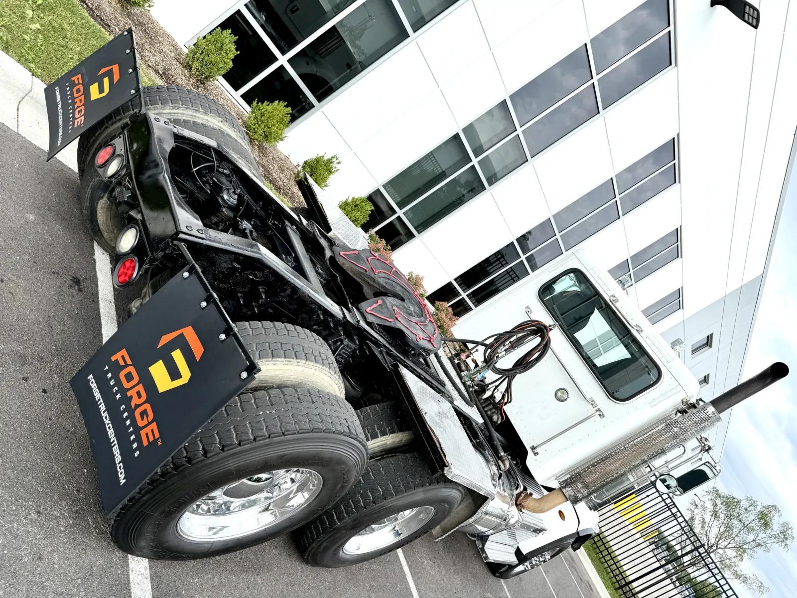 2015 Peterbilt 367 in New Lenox, IL — photo 11