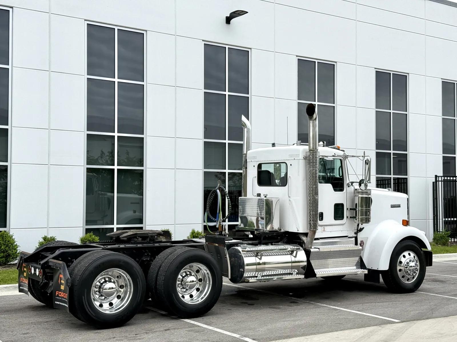 2015 Kenworth W900 in New Lenox, IL — photo 5