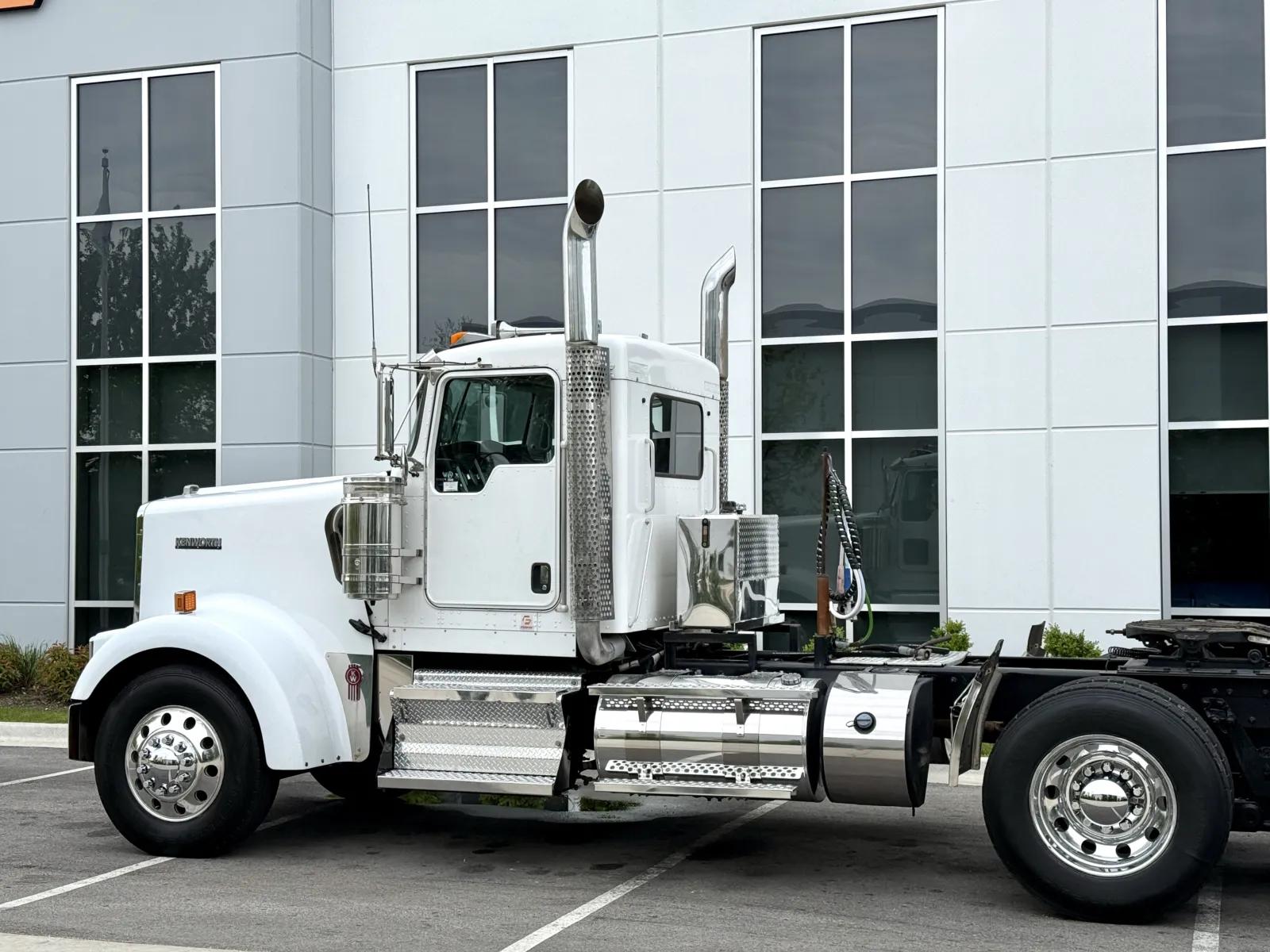 2015 Kenworth W900 in New Lenox, IL — photo 8