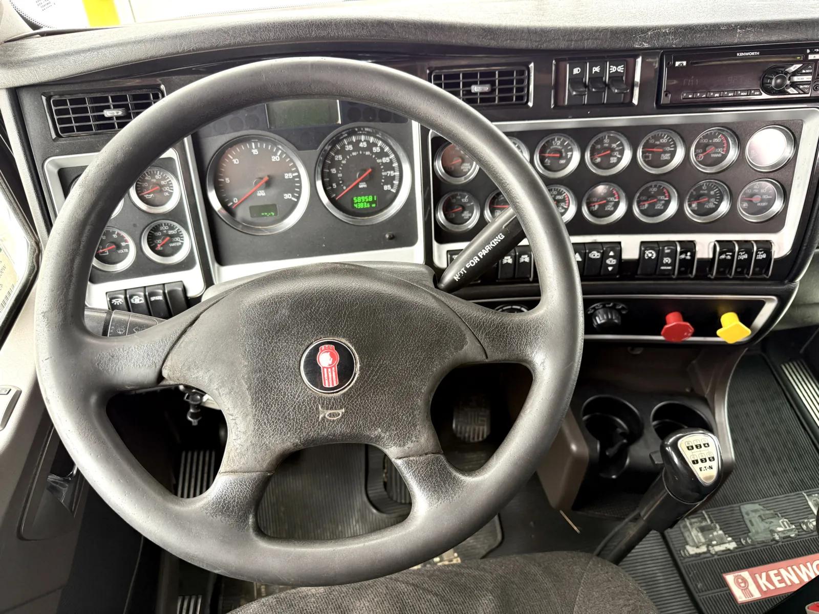 2015 Kenworth W900 in New Lenox, IL — photo 16