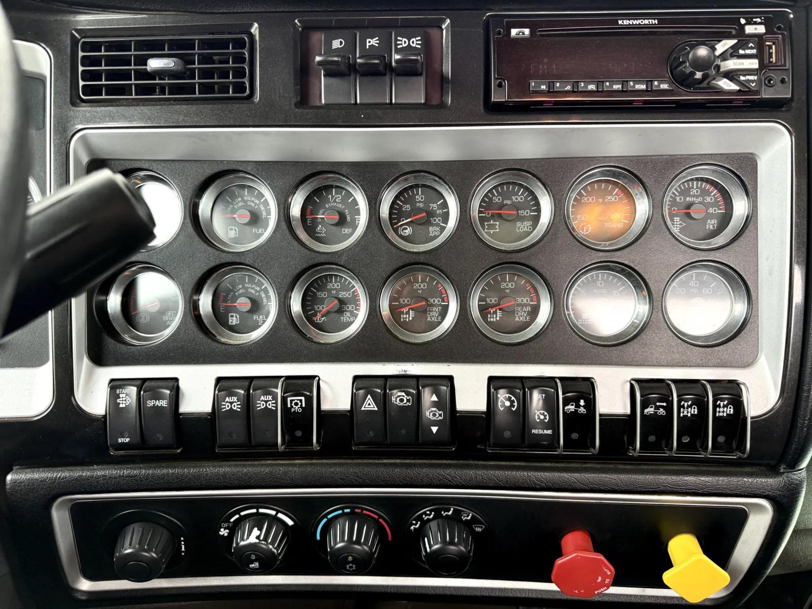 2015 Kenworth W900 in New Lenox, IL — photo 18