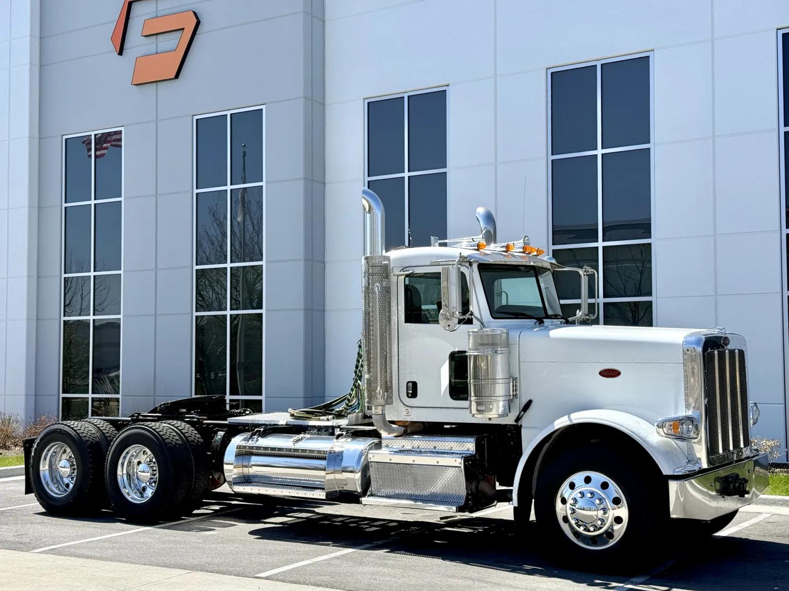 2013 Peterbilt 388 in New Lenox, IL — photo 2
