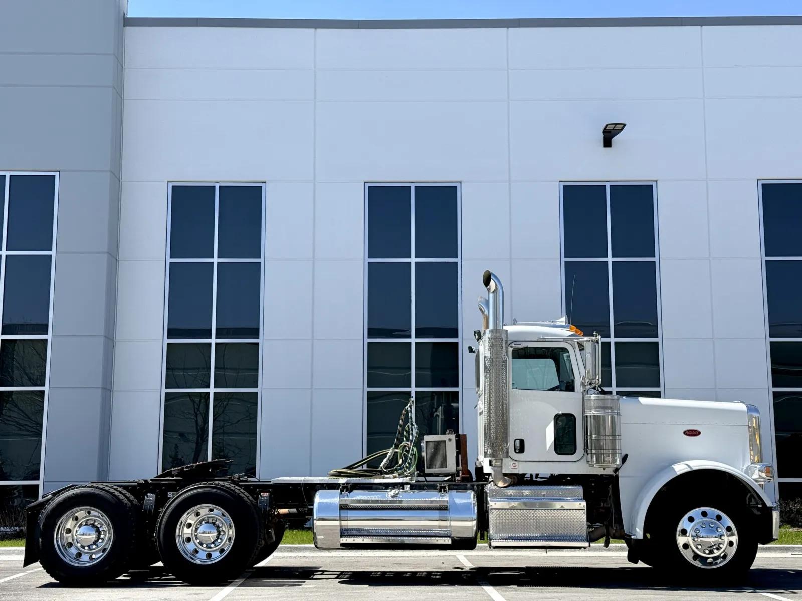 2013 Peterbilt 388 in New Lenox, IL — photo 3