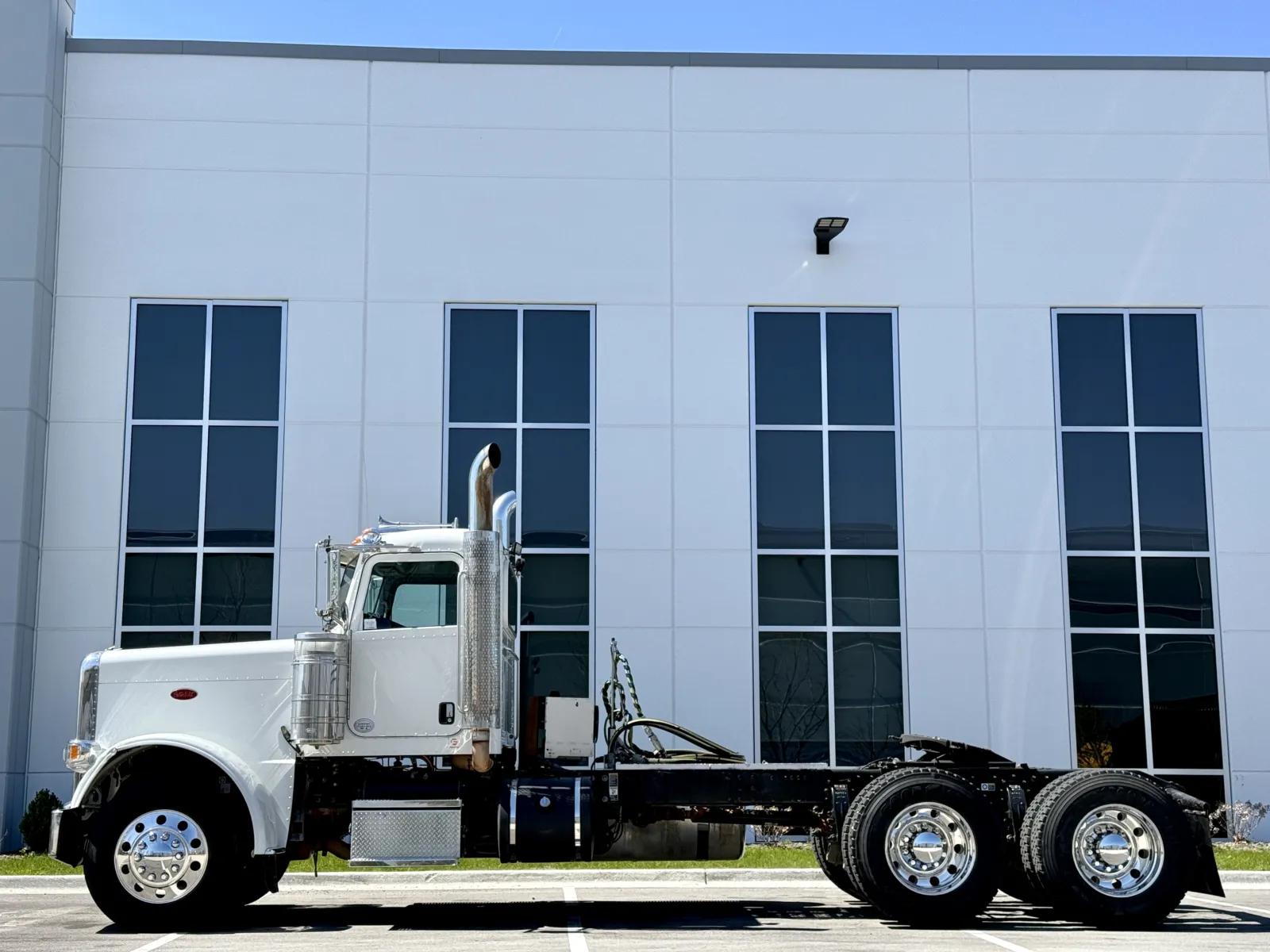 2013 Peterbilt 388 in New Lenox, IL — photo 4