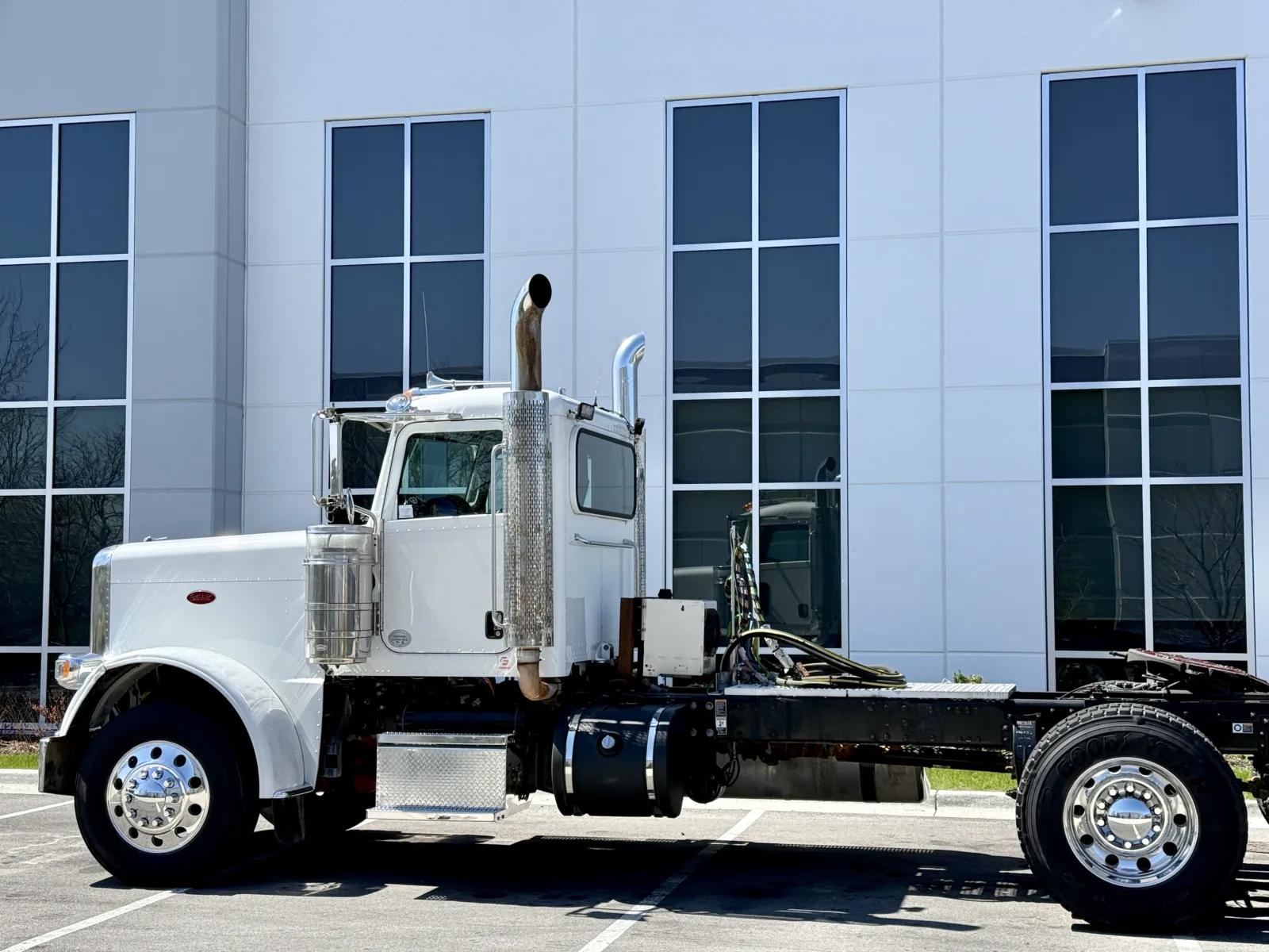 2013 Peterbilt 388 in New Lenox, IL — photo 8