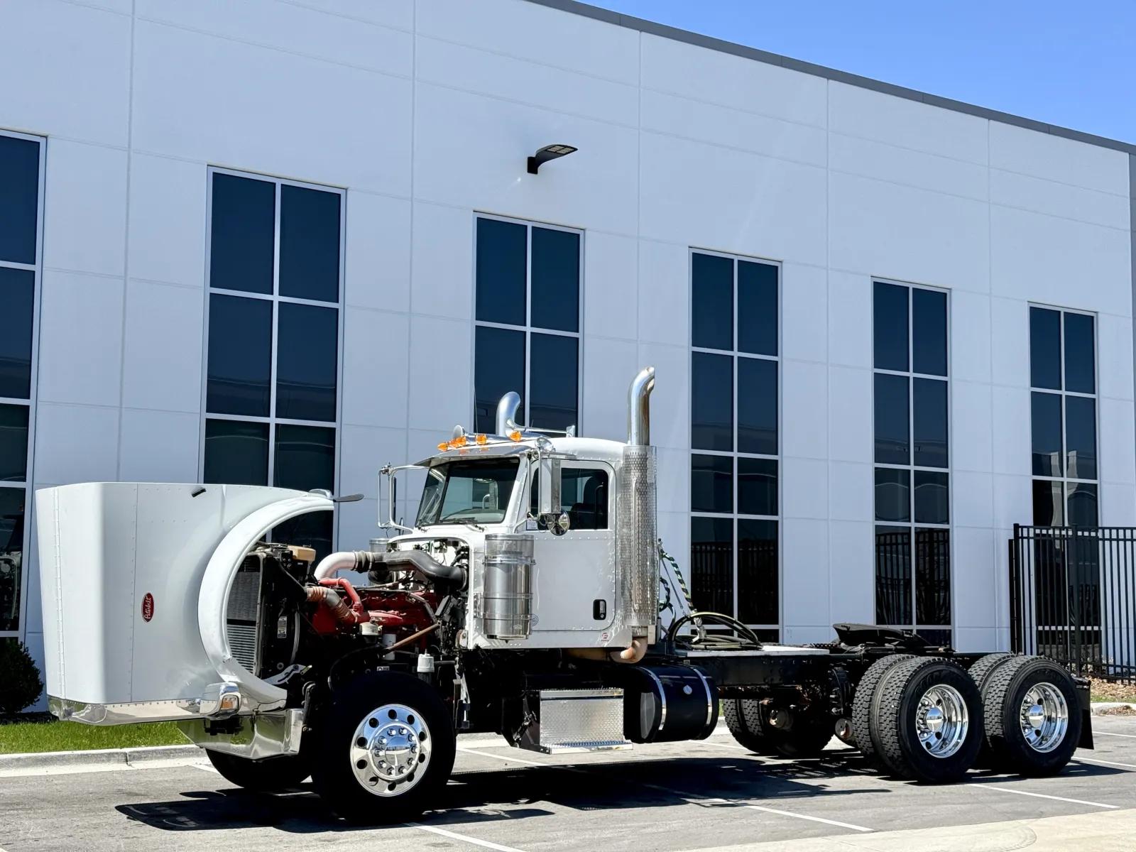 2013 Peterbilt 388 in New Lenox, IL — photo 10