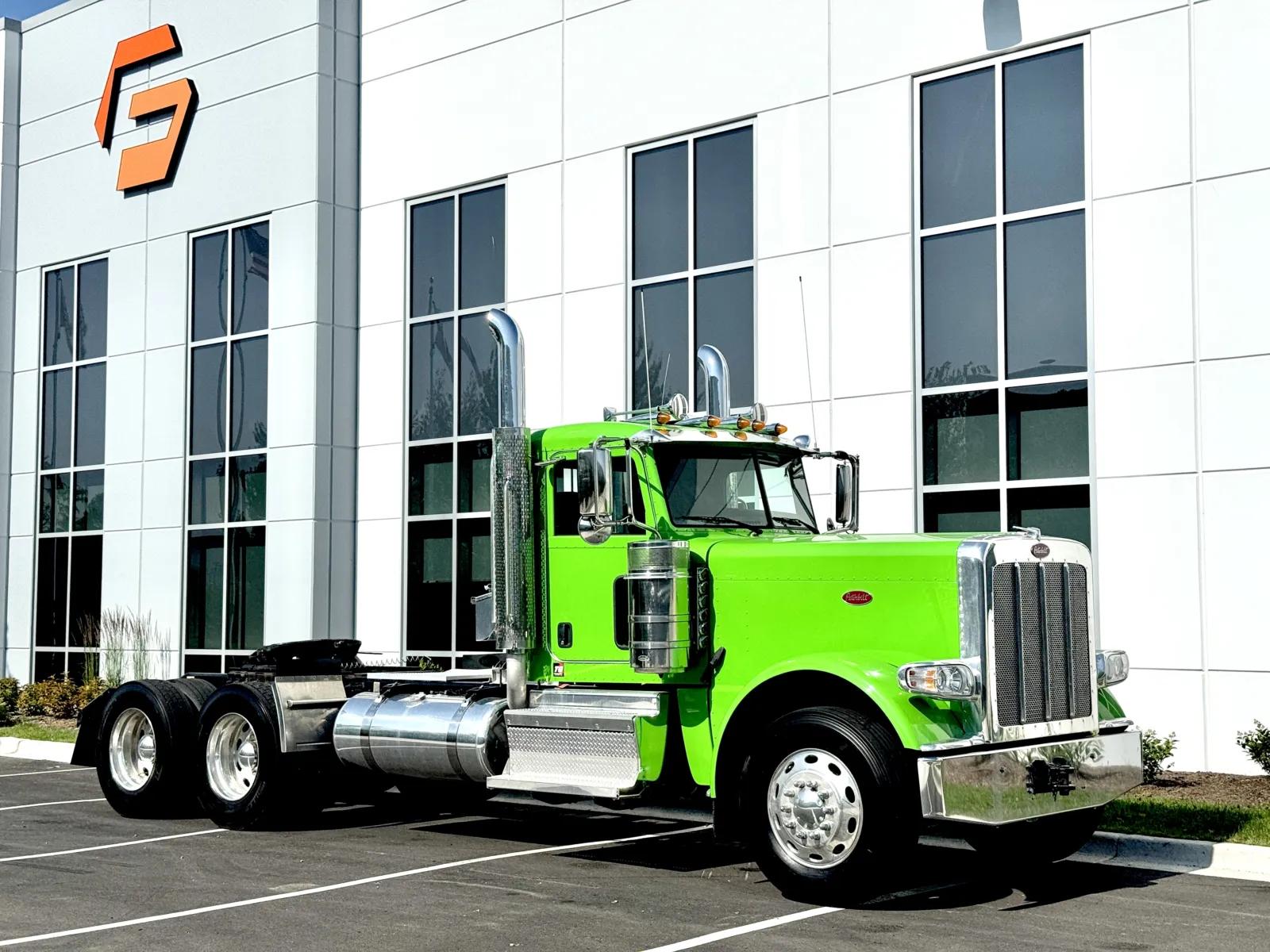 2022 Peterbilt 389 in New Lenox, IL — photo 2