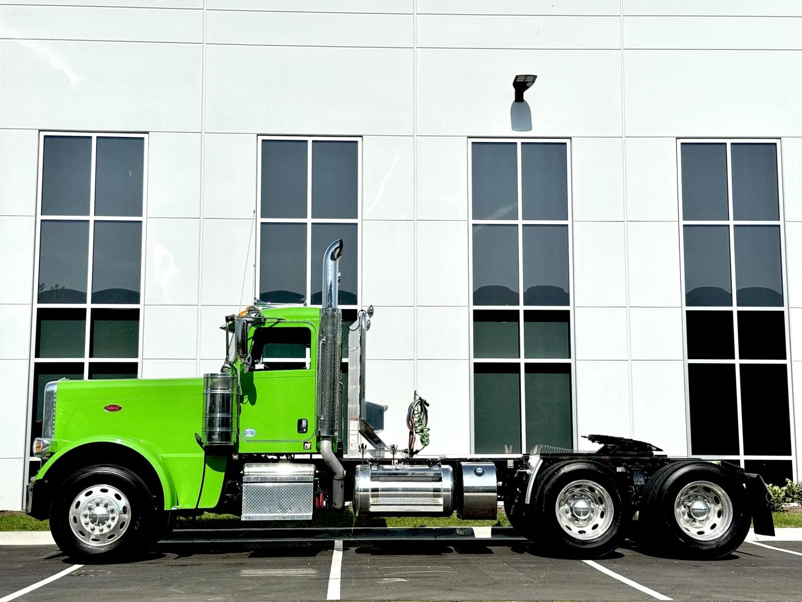 2022 Peterbilt 389 in New Lenox, IL — photo 4