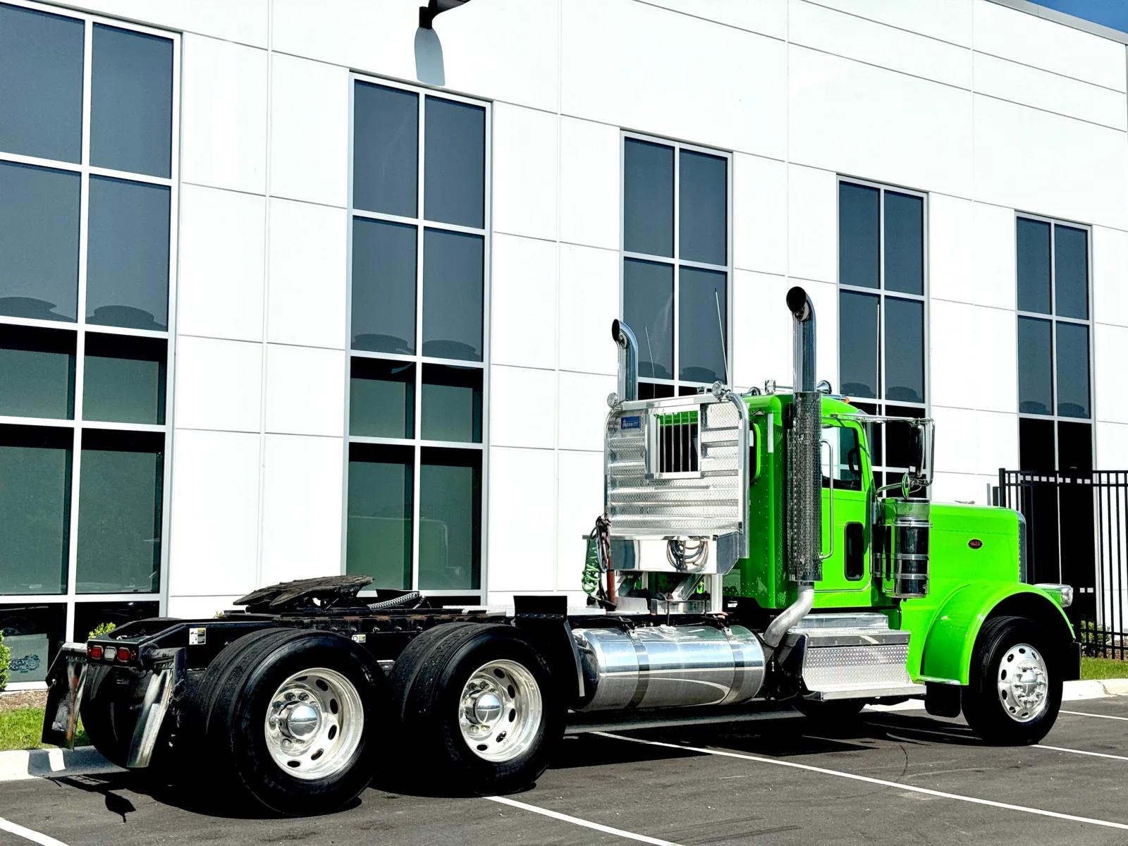 2022 Peterbilt 389 in New Lenox, IL — photo 5