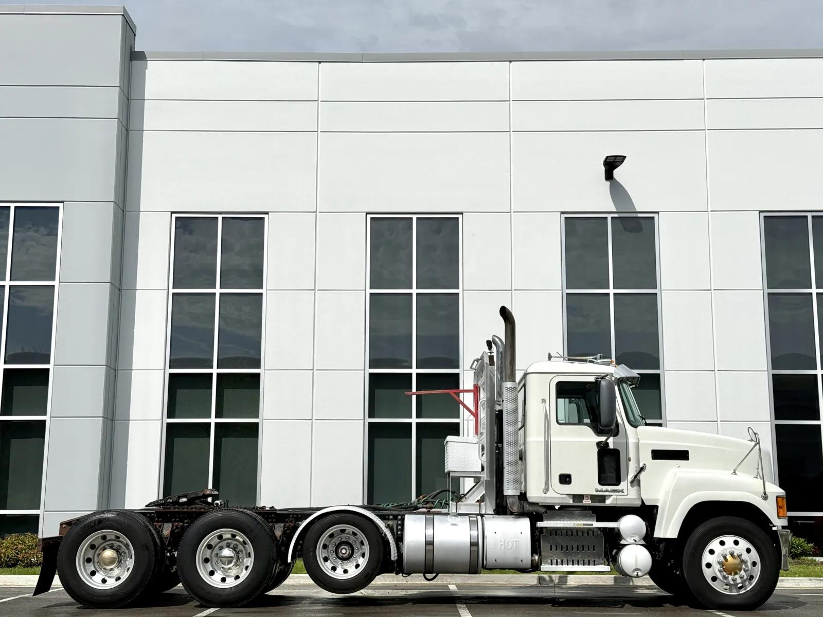 2013 Mack Pinnacle in New Lenox, IL — photo 3