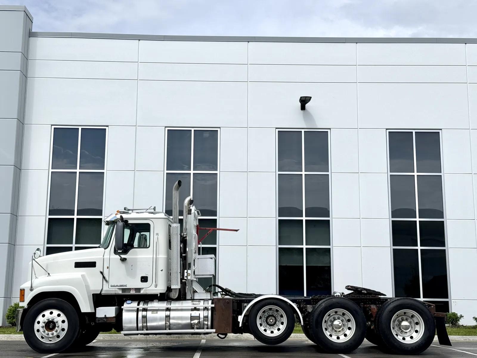2013 Mack Pinnacle in New Lenox, IL — photo 4