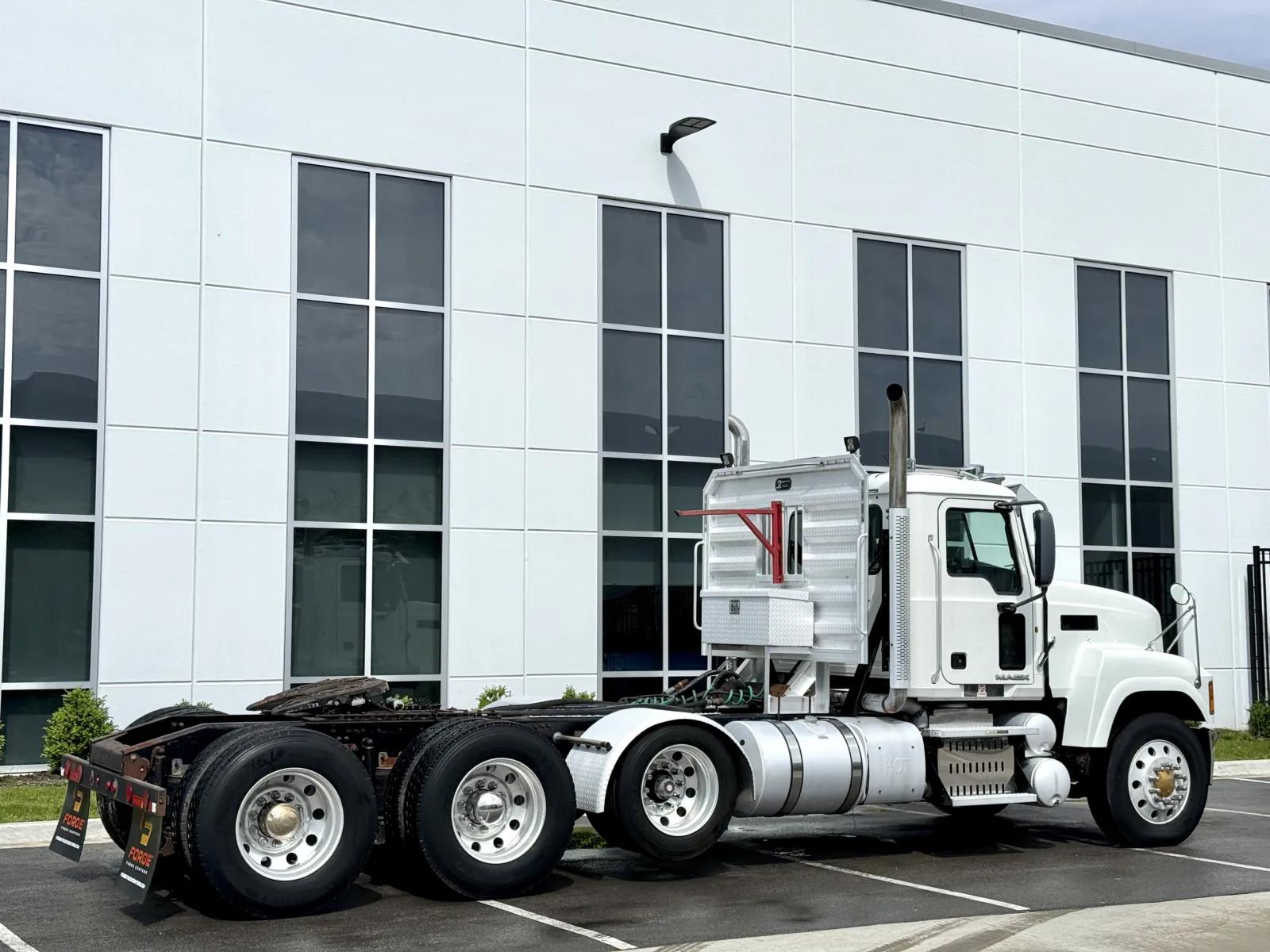 2013 Mack Pinnacle in New Lenox, IL — photo 5