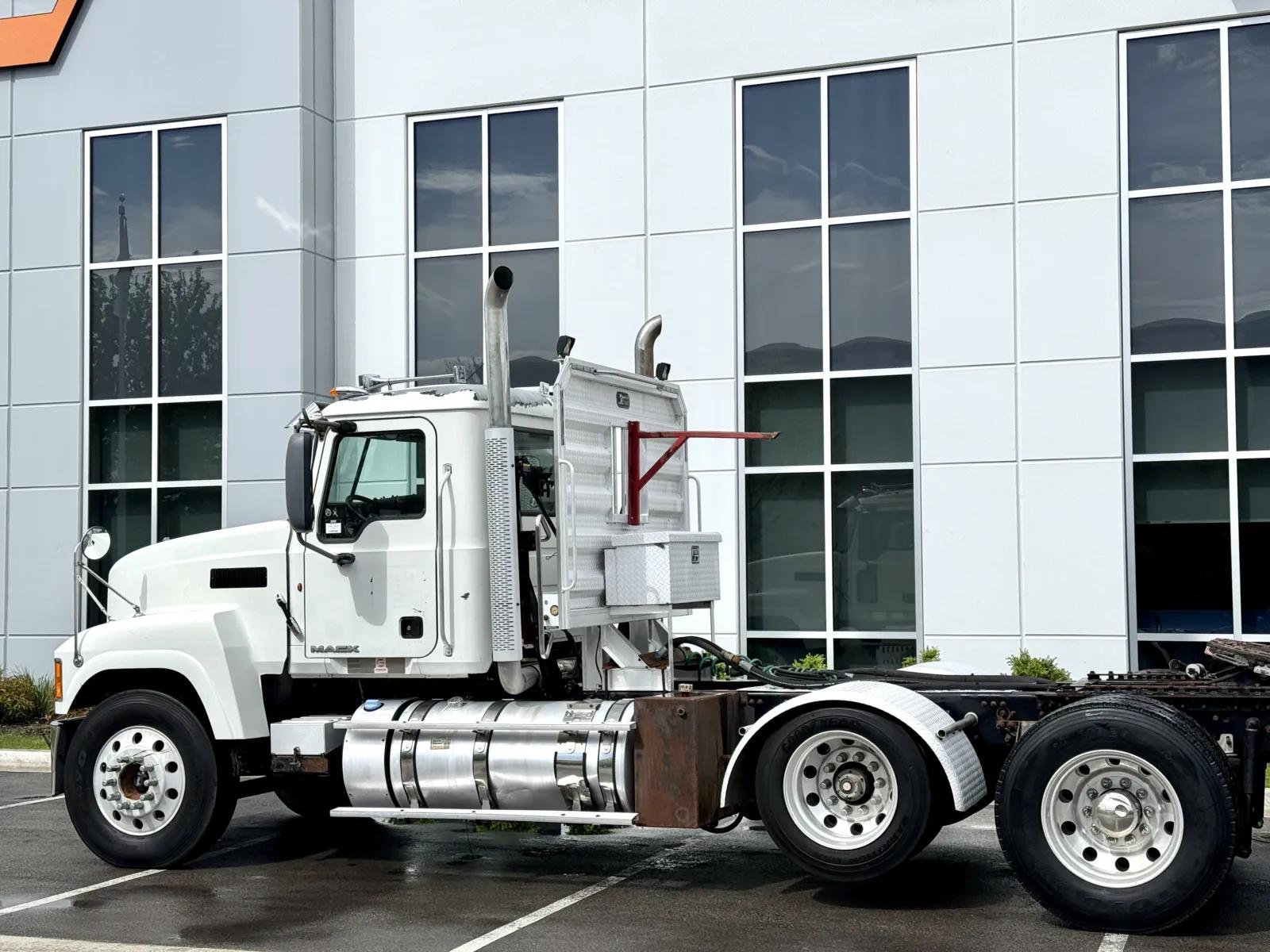 2013 Mack Pinnacle in New Lenox, IL — photo 8
