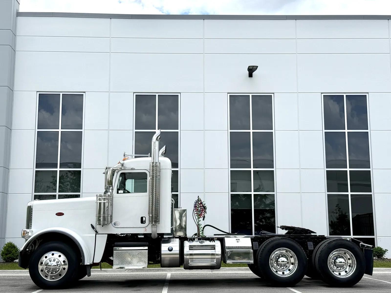 2018 Peterbilt 389 in New Lenox, IL — photo 4