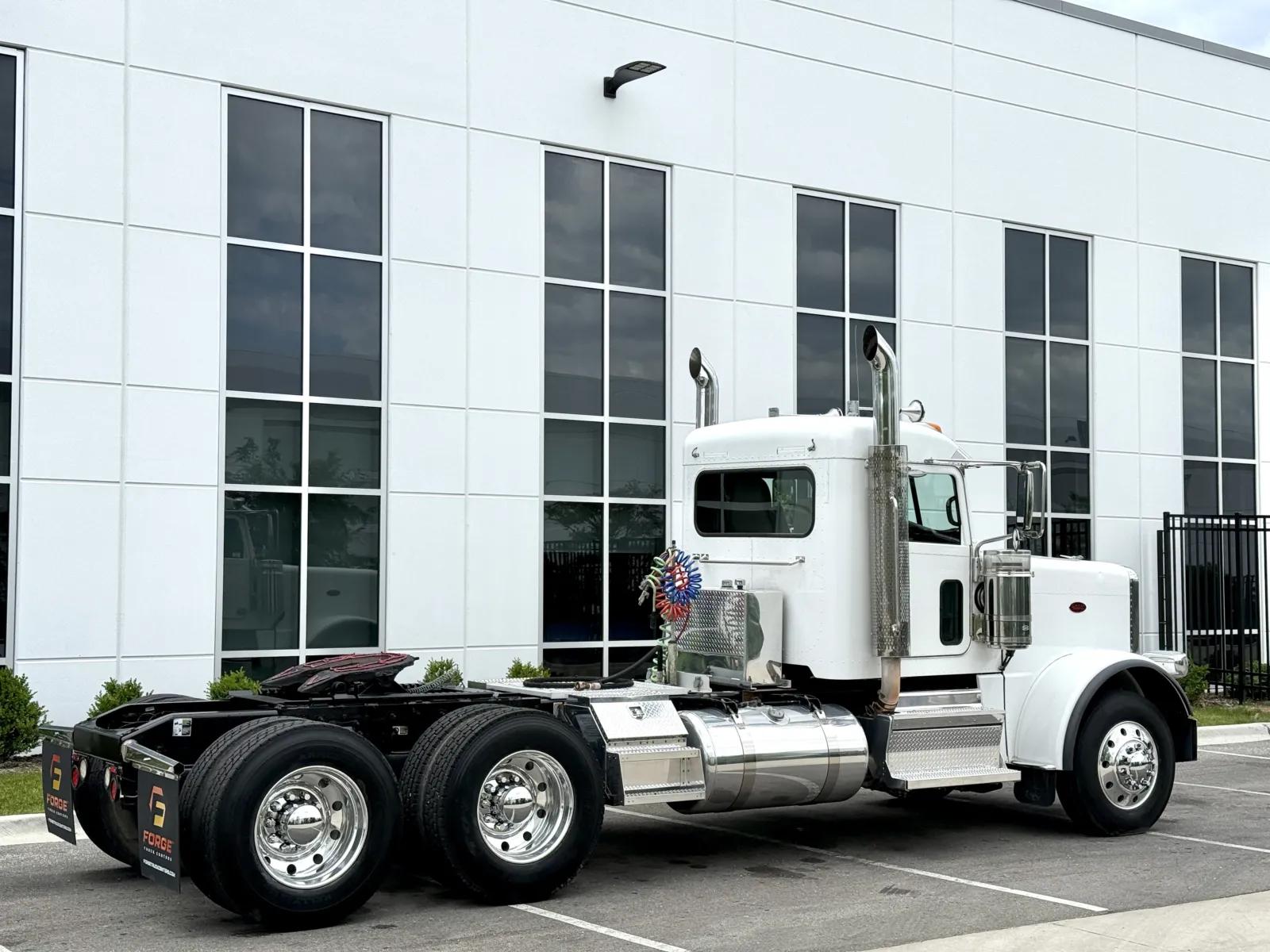 2018 Peterbilt 389 in New Lenox, IL — photo 5