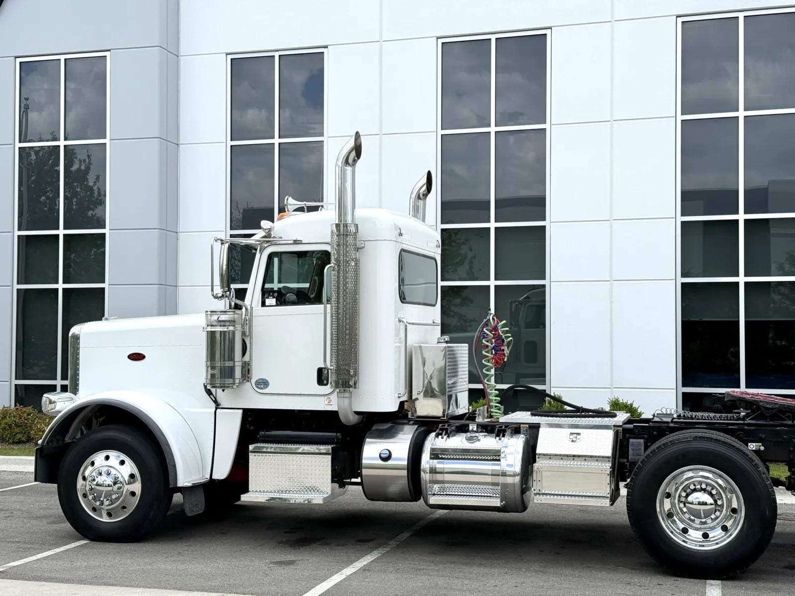 2018 Peterbilt 389 in New Lenox, IL — photo 8