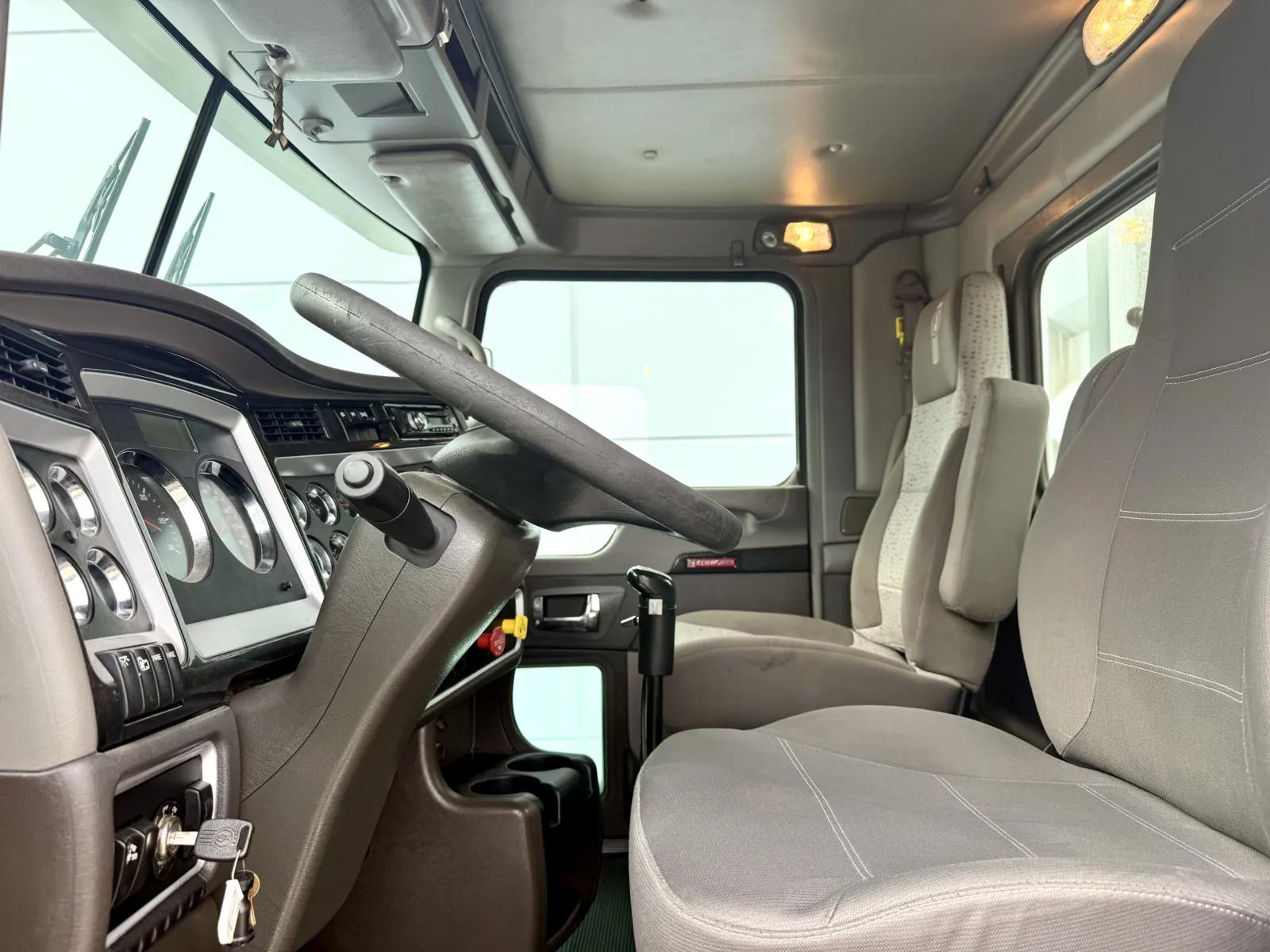 2011 Kenworth T800 in New Lenox, IL — photo 14