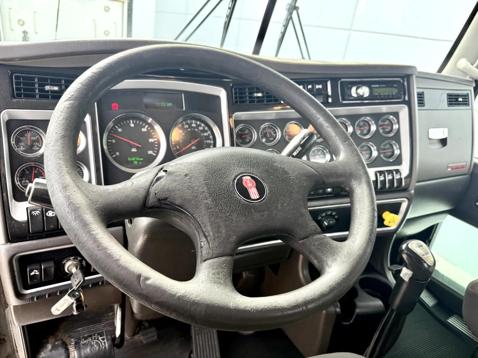 2011 Kenworth T800 in New Lenox, IL — photo 15