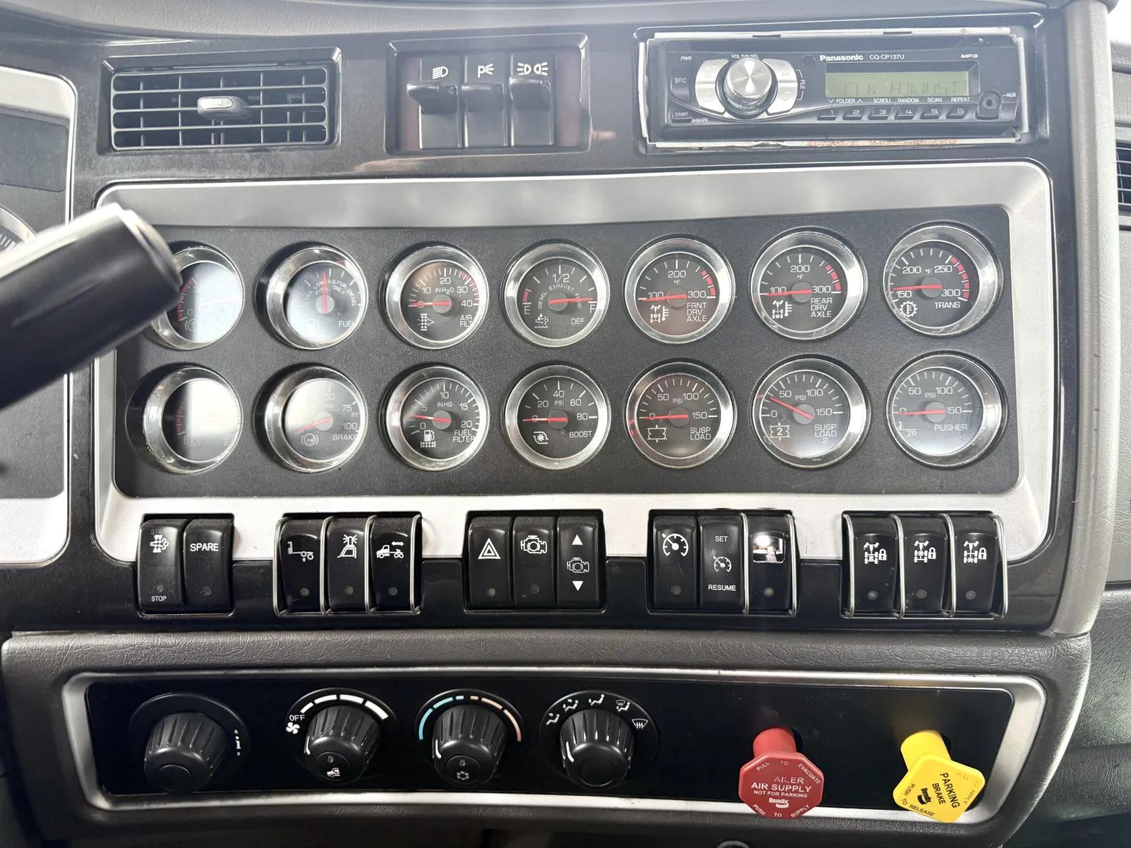 2011 Kenworth T800 in New Lenox, IL — photo 18