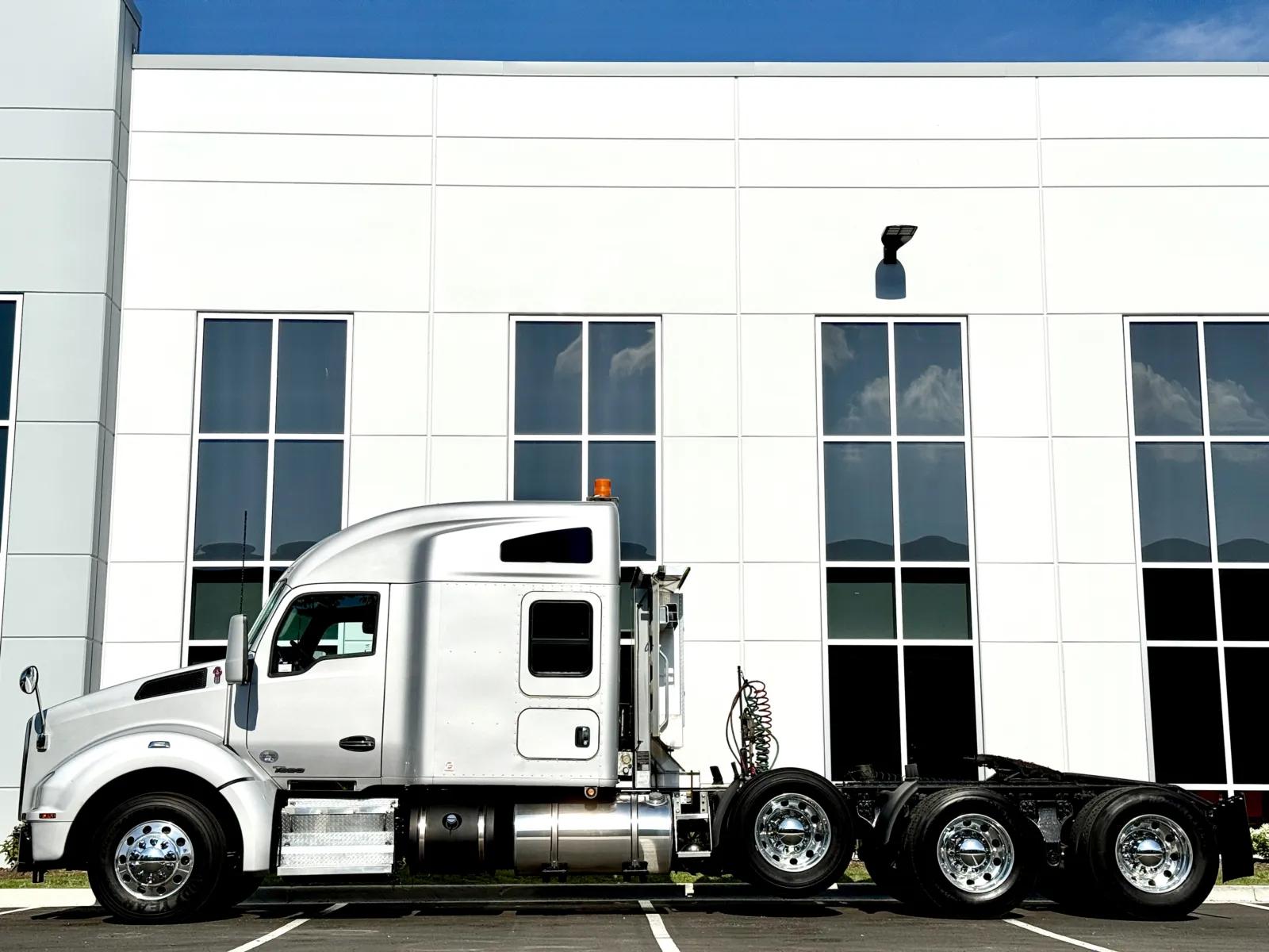 2018 Kenworth T880 in New Lenox, IL — photo 4