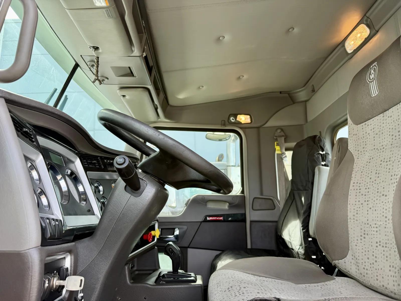 2019 Kenworth T800 in New Lenox, IL — photo 14