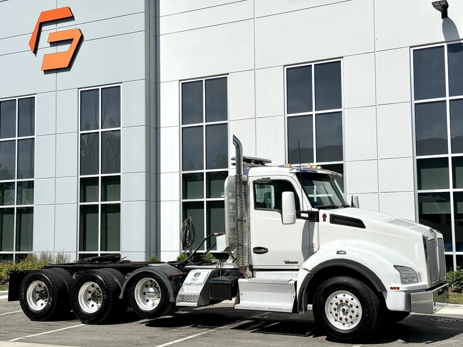 2015 Kenworth T880 in New Lenox, IL — photo 2