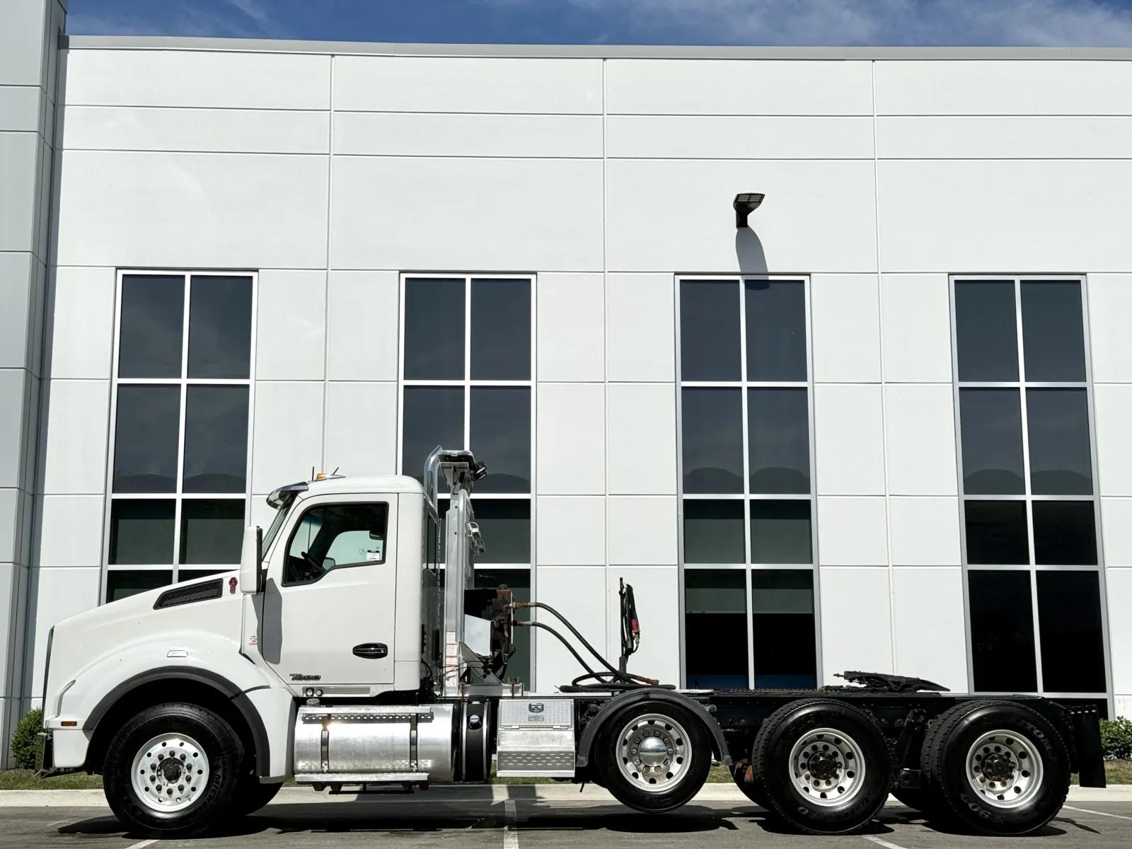 2015 Kenworth T880 in New Lenox, IL — photo 4
