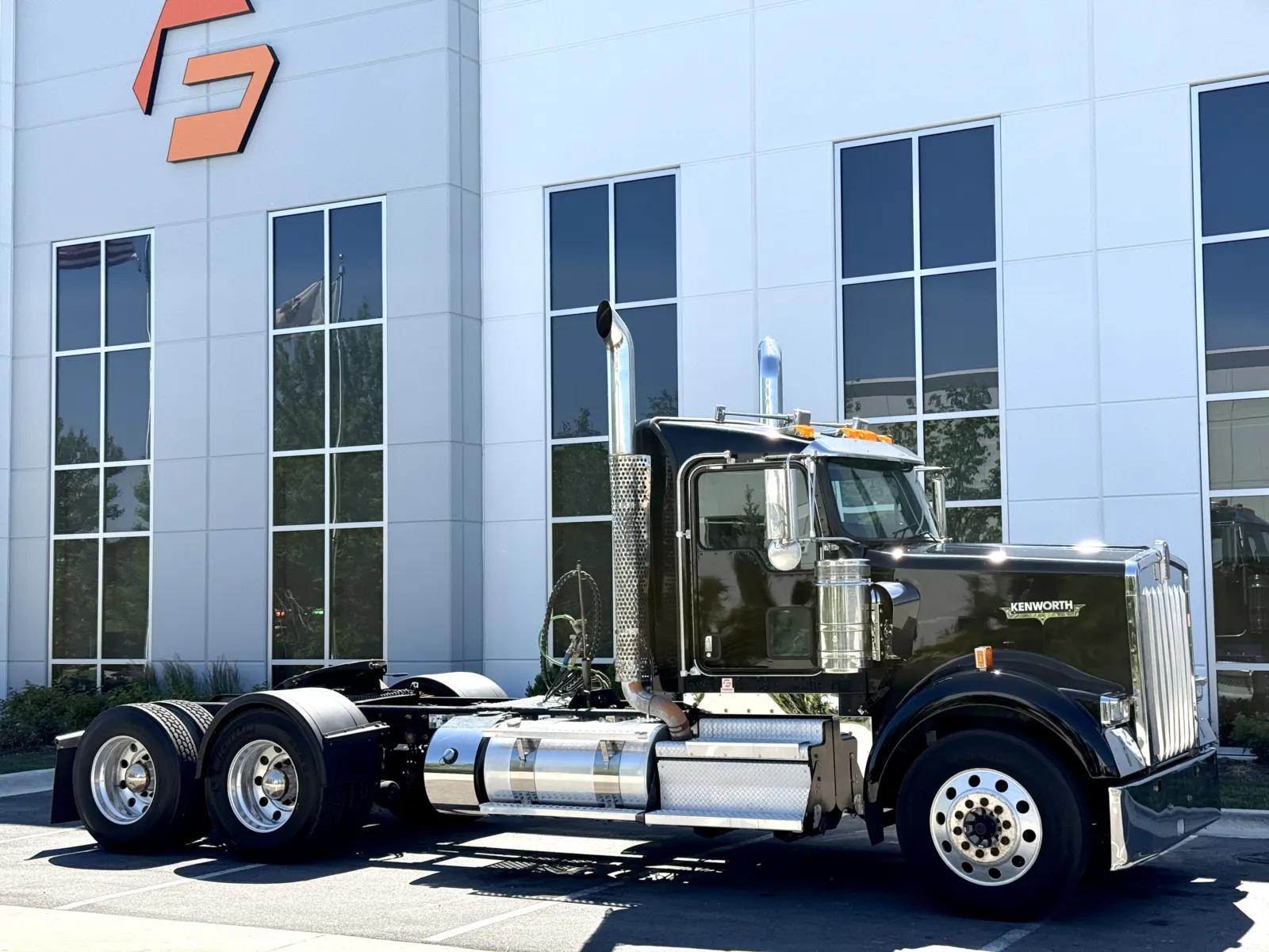 2019 Kenworth W900 in New Lenox, IL — photo 2