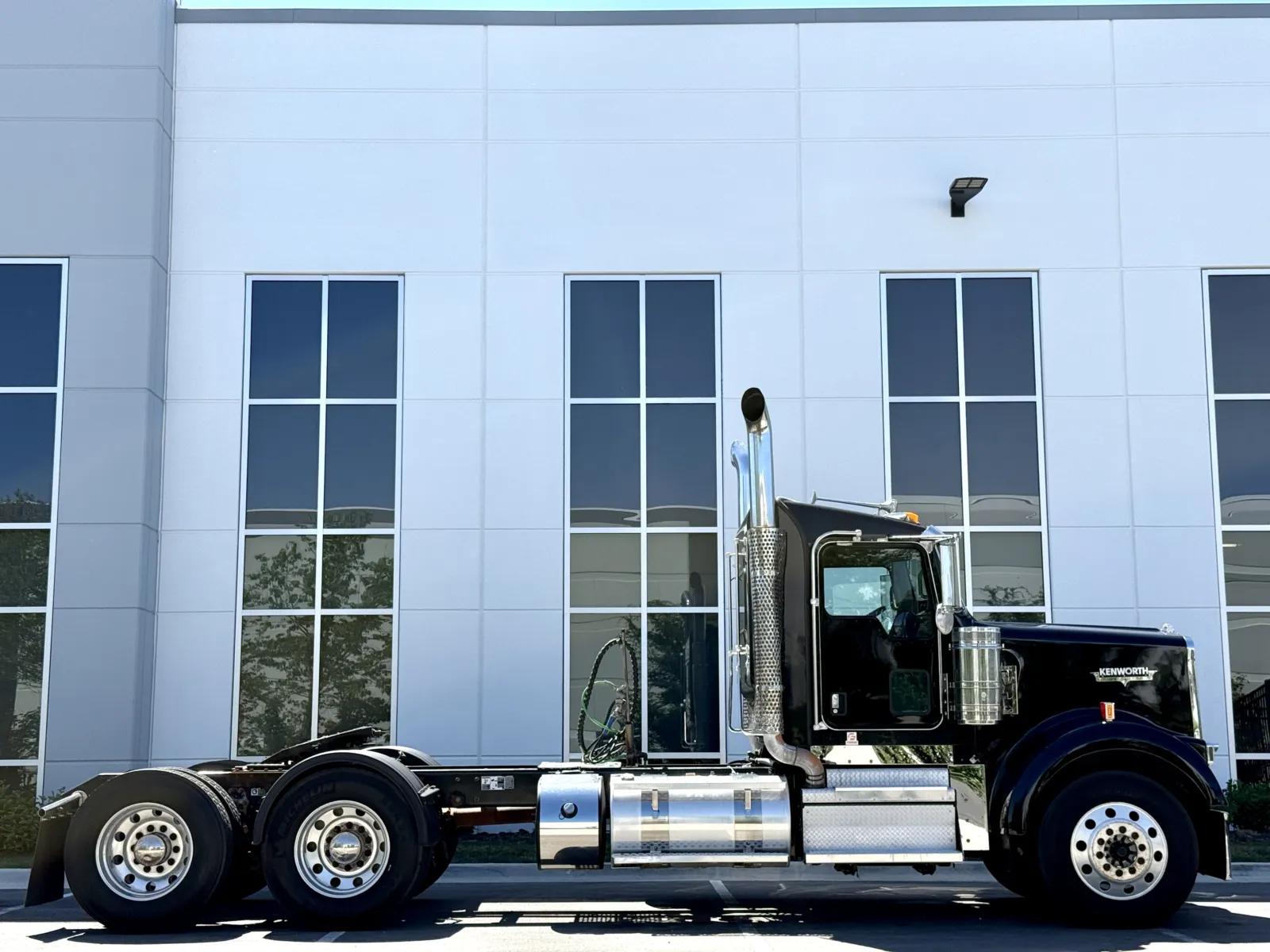 2019 Kenworth W900 in New Lenox, IL — photo 3