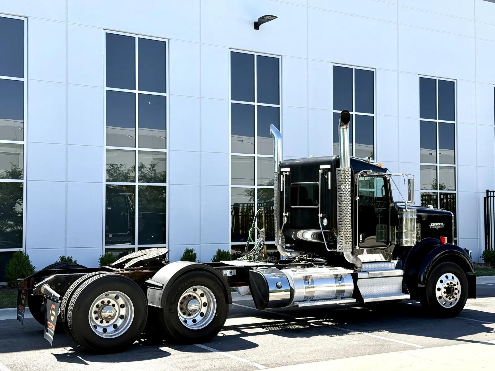 2019 Kenworth W900 in New Lenox, IL — photo 5