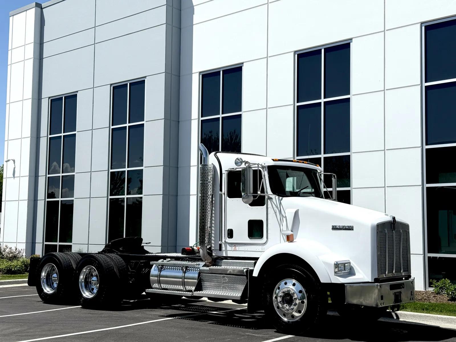 2020 Kenworth T800 in New Lenox, IL — photo 2