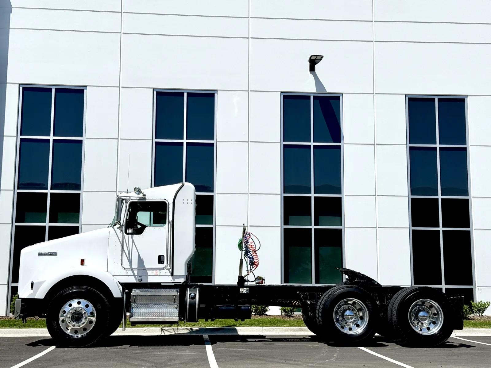 2020 Kenworth T800 in New Lenox, IL — photo 4