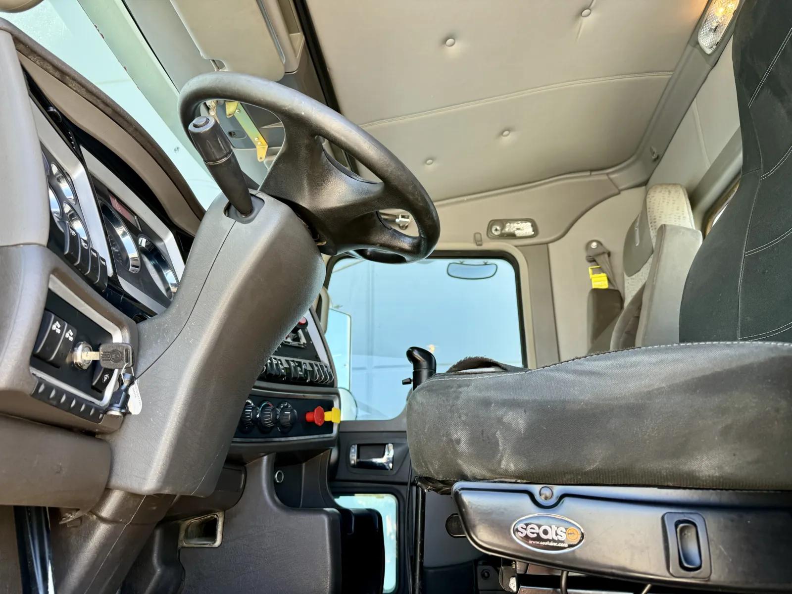 2020 Kenworth T800 in New Lenox, IL — photo 14